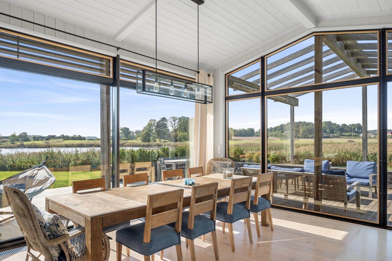 I spisestuen slipper de store vindusflatene lyset inn! Galleribilde