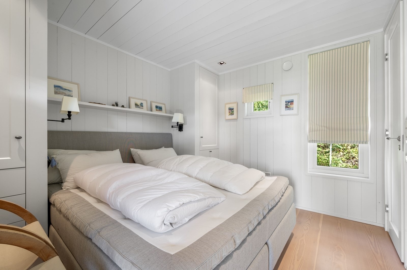 Gjesterommet har plassbygde garderobeskap på to sider av sengeplassen, og inngang til eget bad. Galleribilde