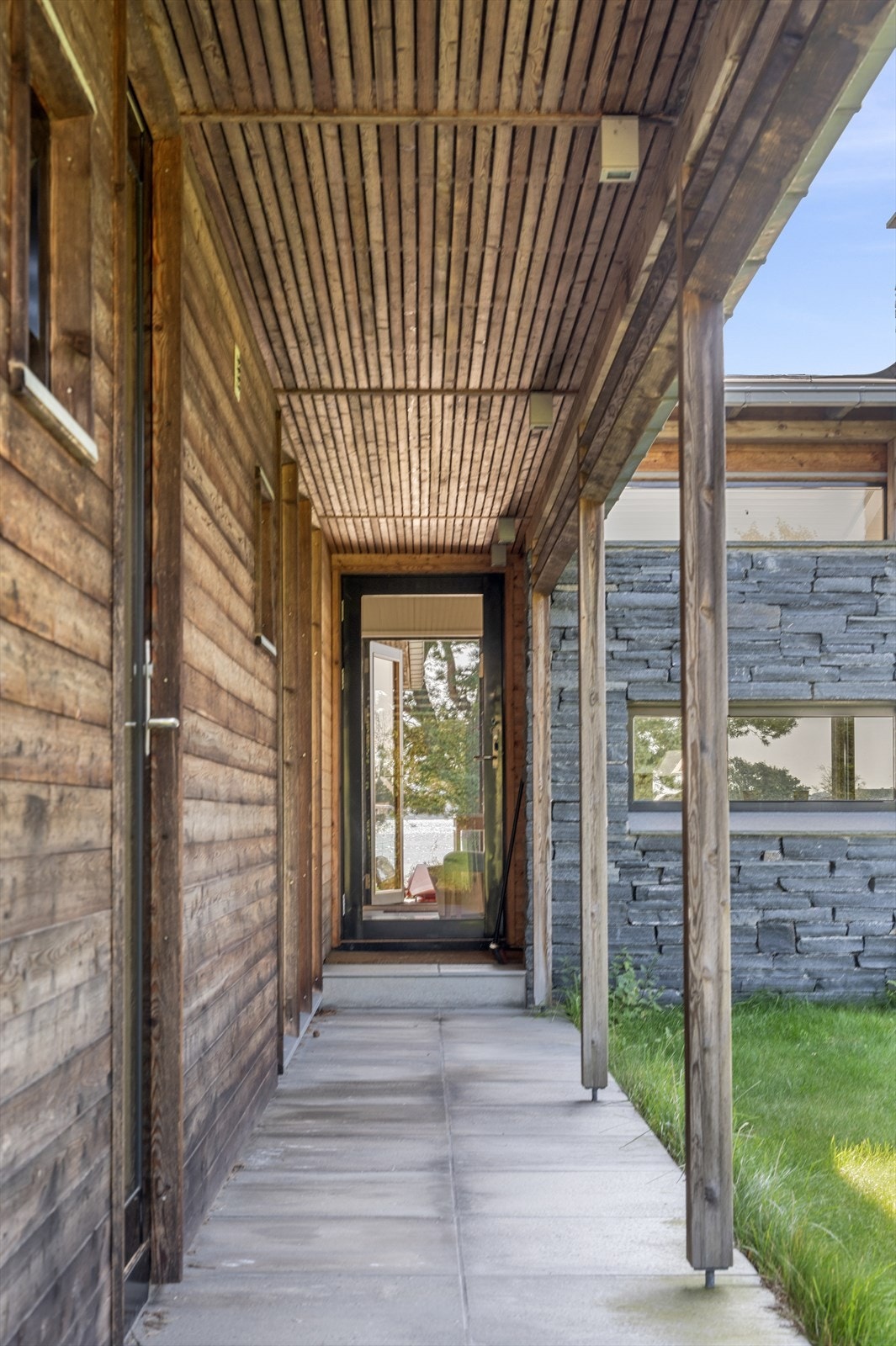 Svalgangen som fører til gjesterommet og den doble carporten Galleribilde