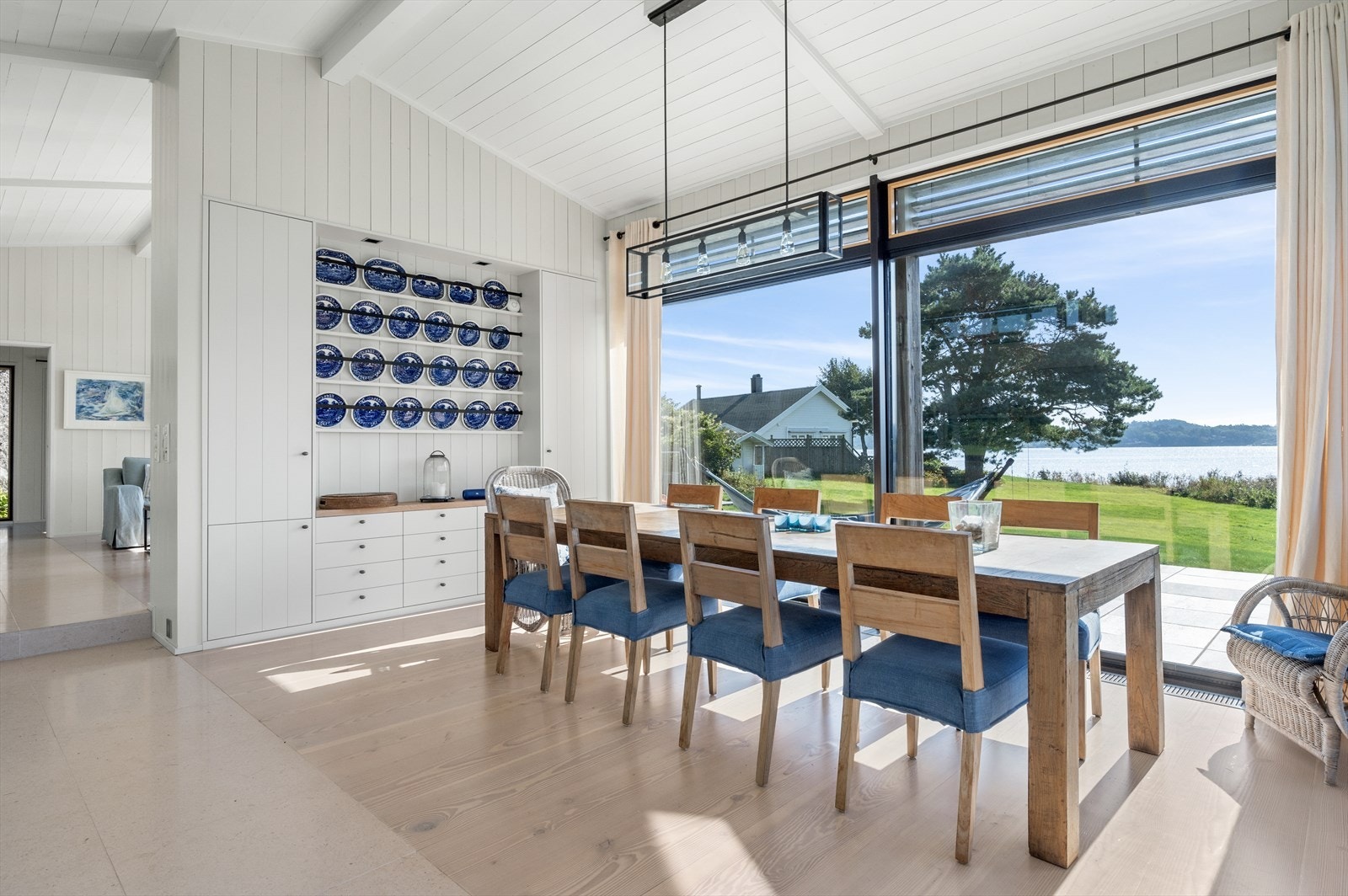 Spisekjøkkenet ligger et lite nivå lavere enn stuen, og har vindusfasade fra gulv til mønet i gavlveggen mot vest. Galleribilde