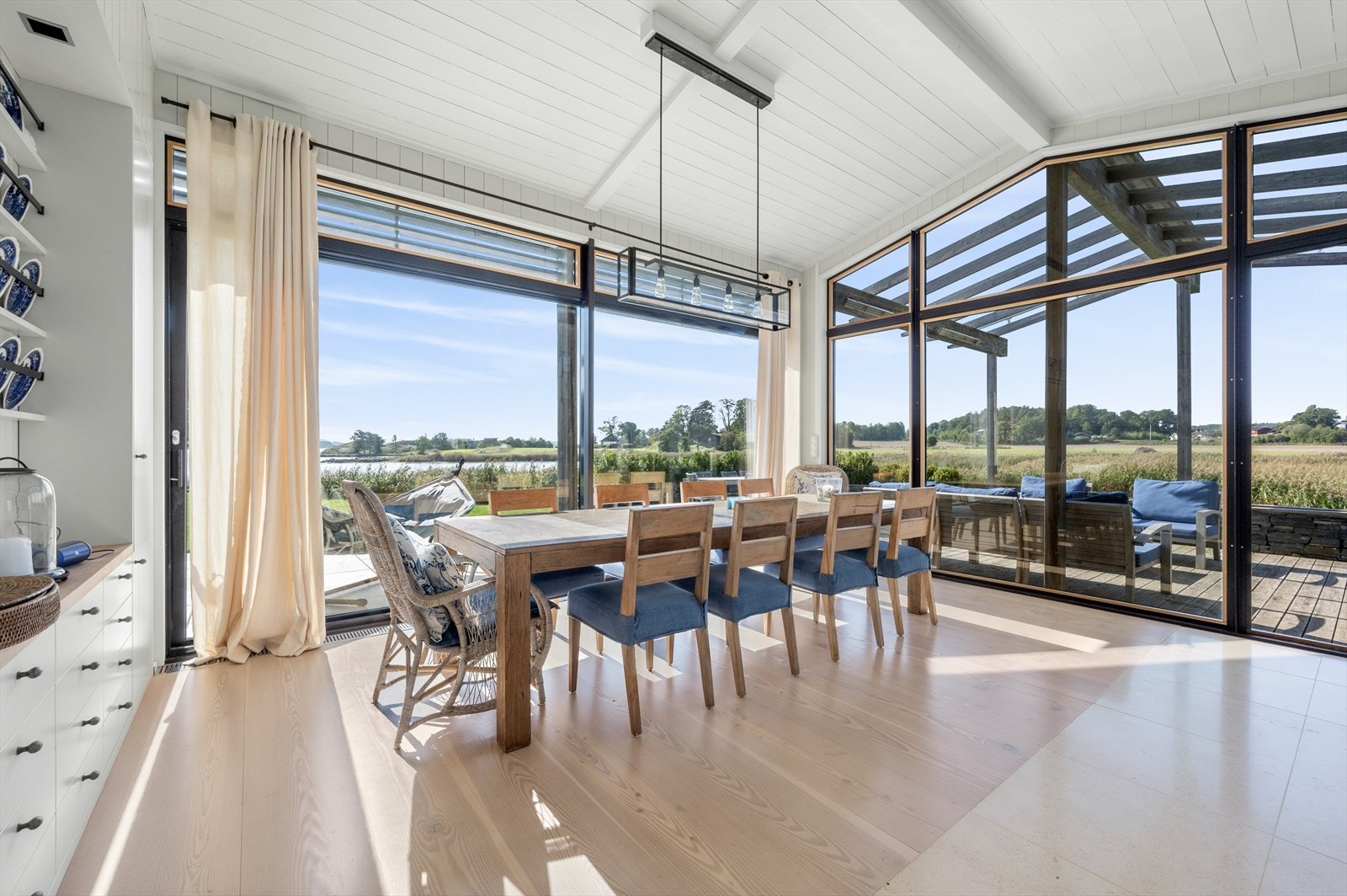 Her smelter ute og inne visuelt sammen, og det er utgang til den store terrassen med utepeis og pergola. Galleribilde