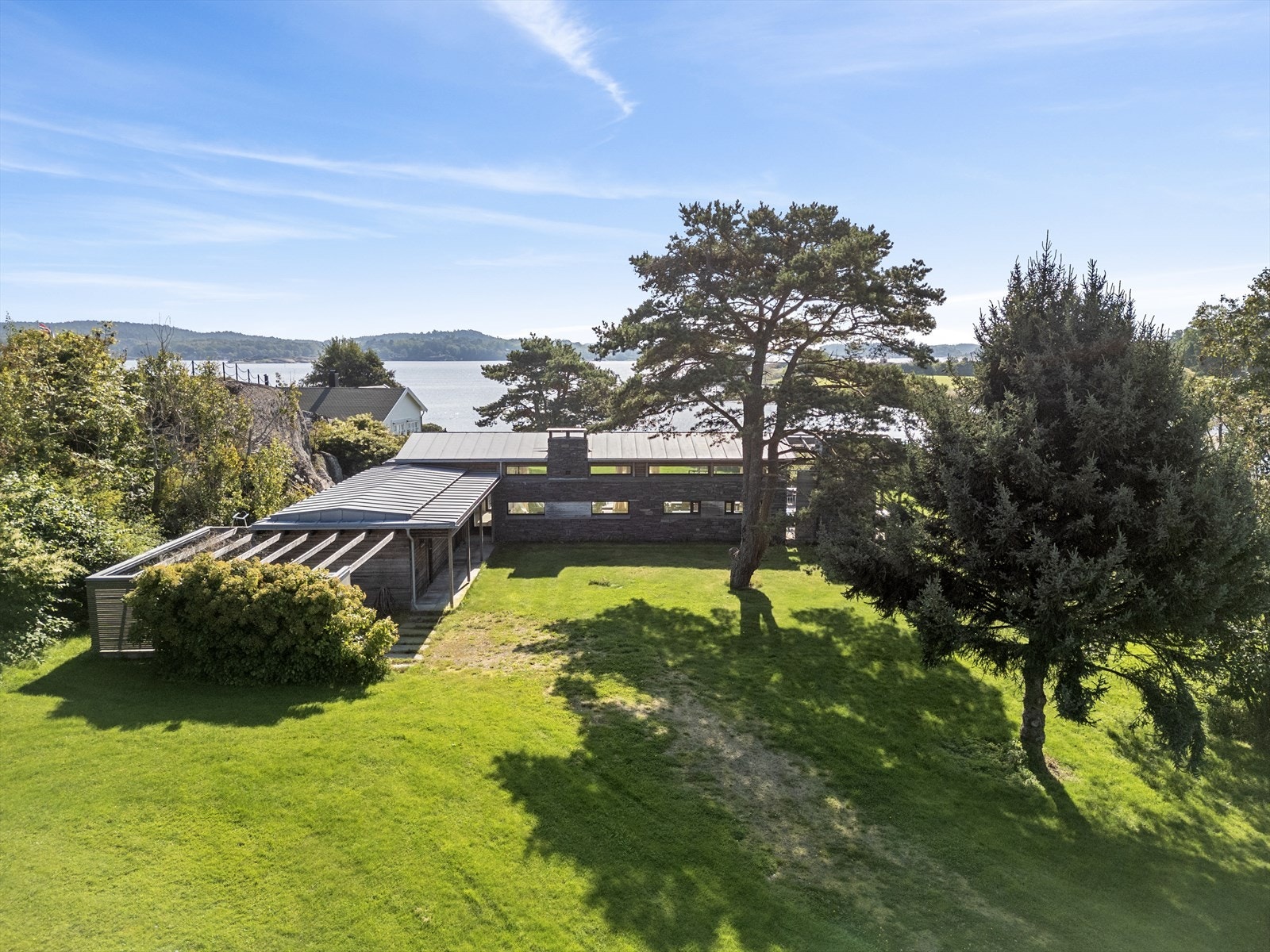 Hyttas moderne utforming er nøye gjennomtenkt for å få mest mulig ut av sol og utsikt. Galleribilde