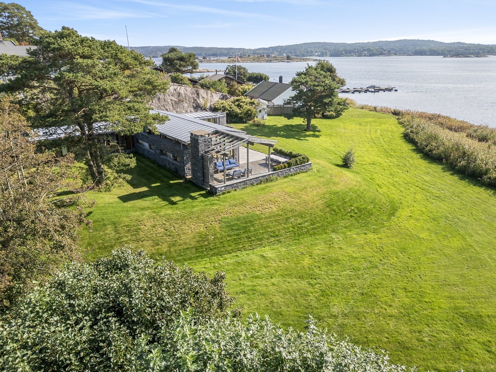 Tomten er på 3392 kvm, og ligger helt ned mot Viksfjorden, hvor eiendommen er medeier i felles bryggeanlegg og strand. Galleribilde