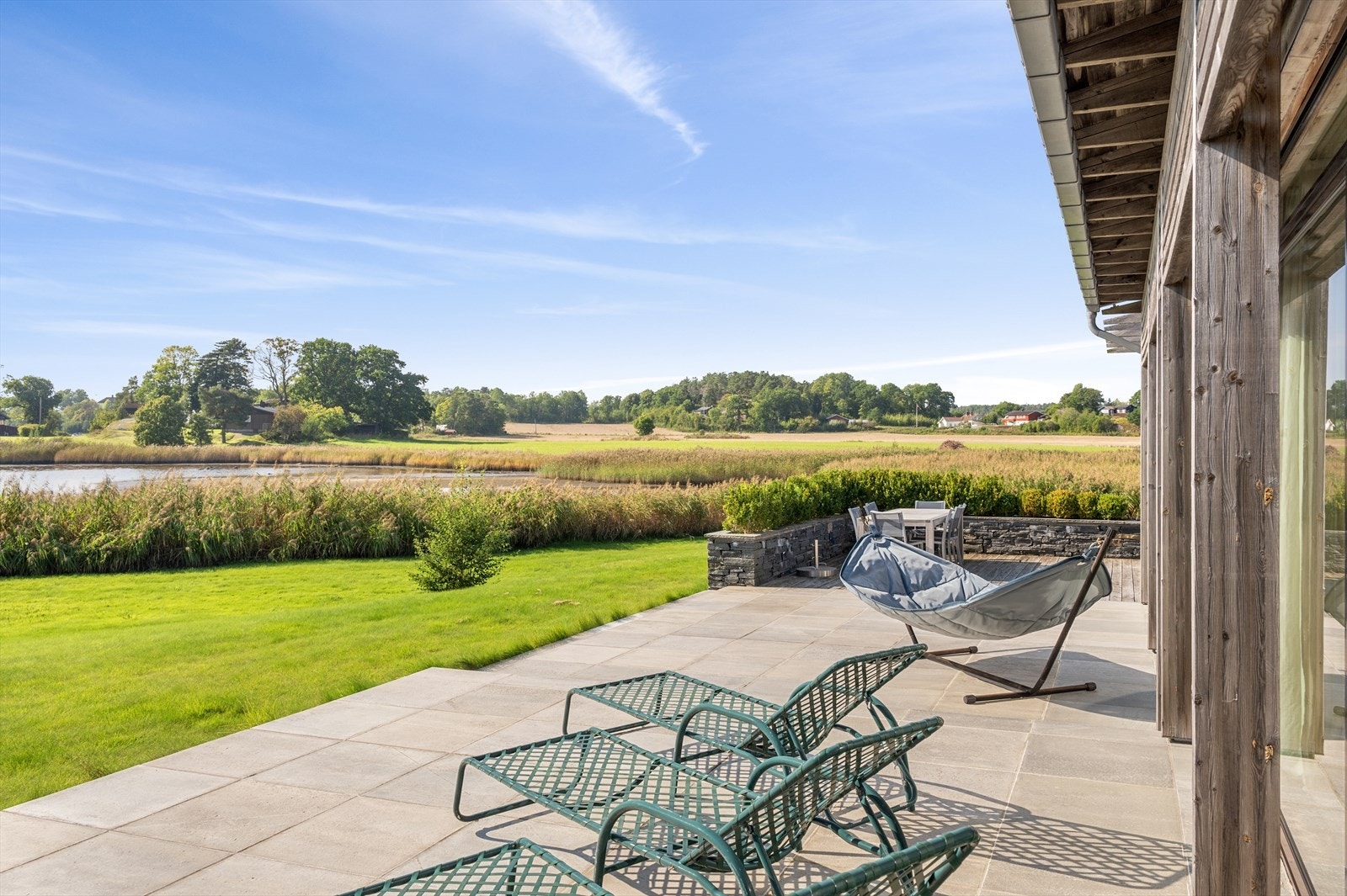 Den store midtdelen av terrassen har dekke av skiferfliser, og oppleves som et soldekk omkranset av idyll. Galleribilde