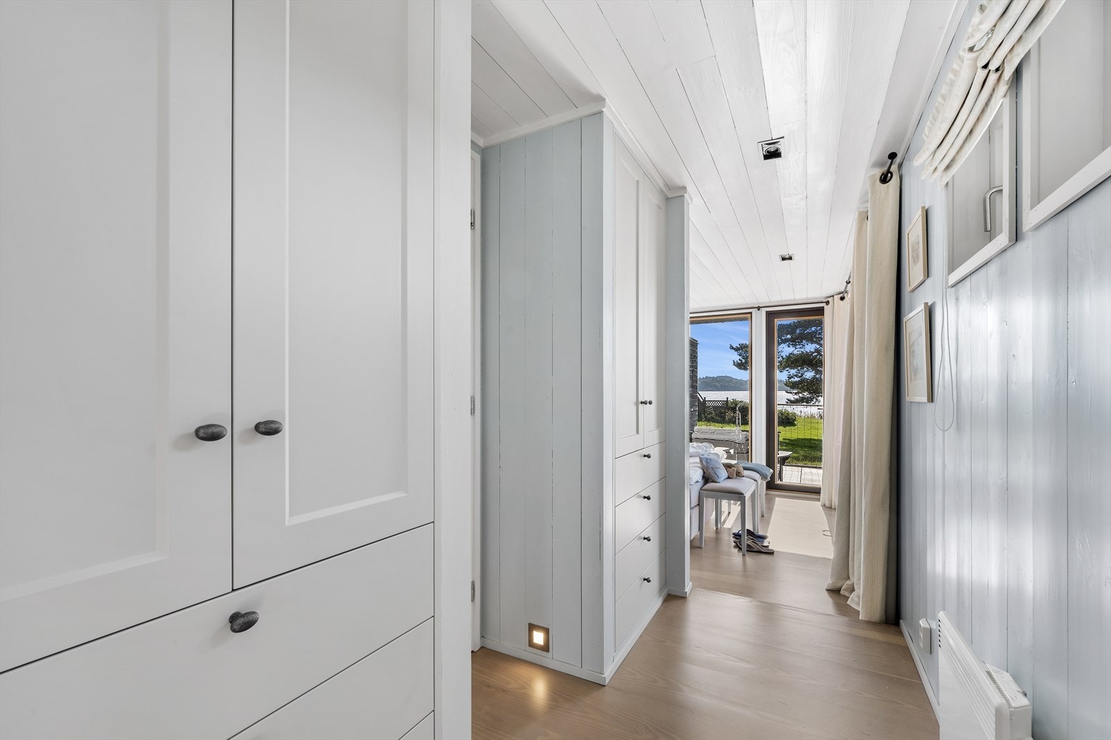 Mastersuiten er innredet med en garderobedel som har plassbygde skap på hver side av inngangen til badet. Galleribilde