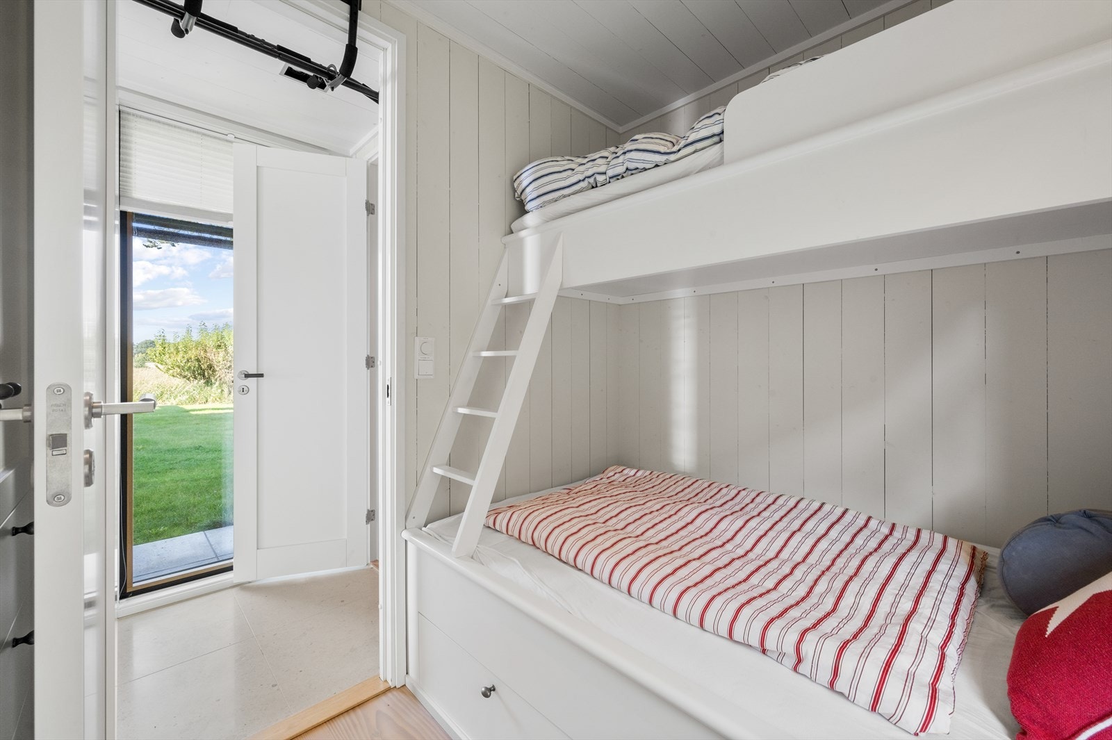 De to minste rommene er innredet i en kompakt kahyttstil, som gir tre sengeplasser på hvert rom. Galleribilde