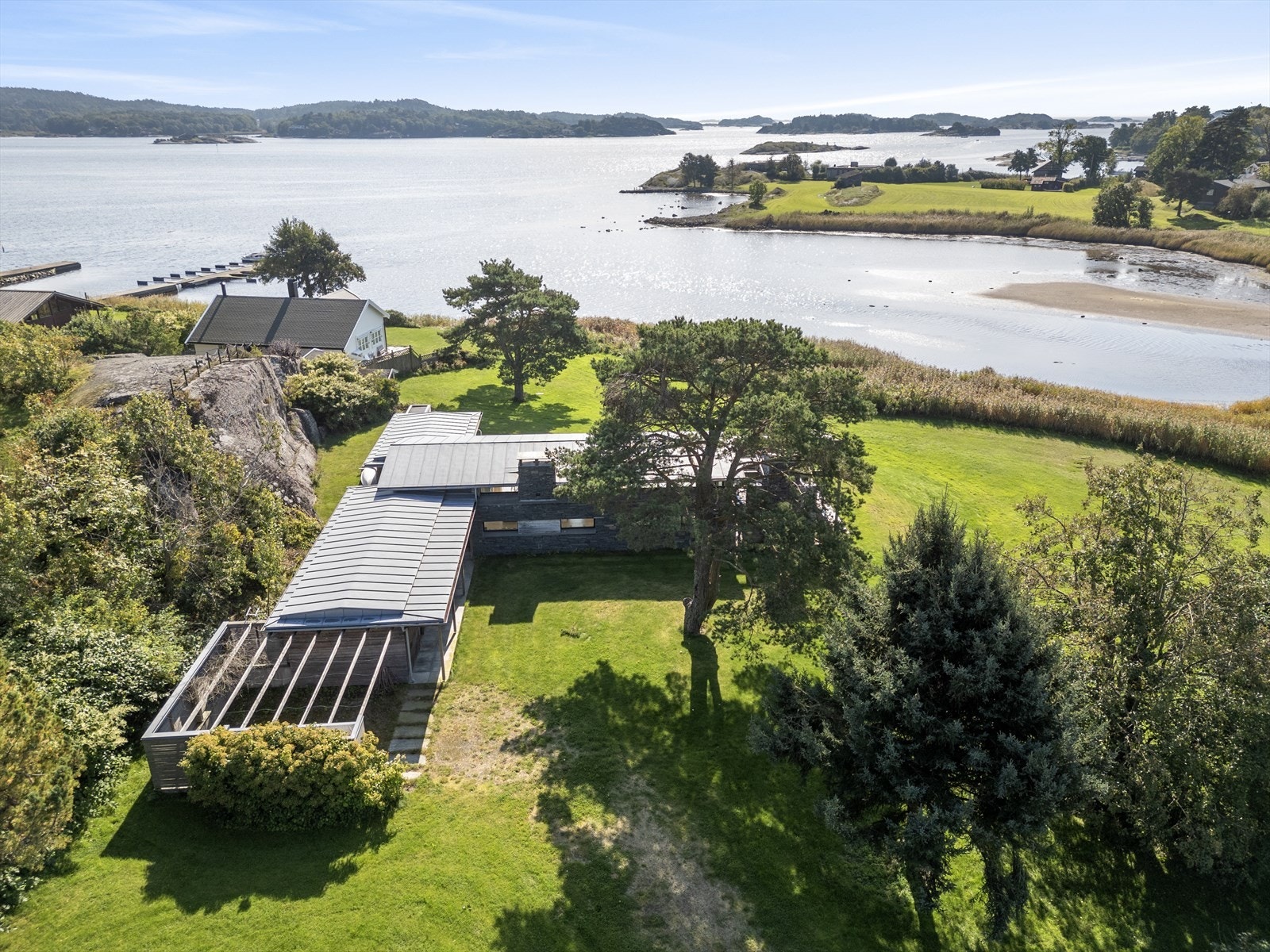 Velkommen til Bjønnesskogen 22, en flott fritidseiendom med prisbelønt hytte fra 2009 og nydelig utsikt til fjorden. Galleribilde