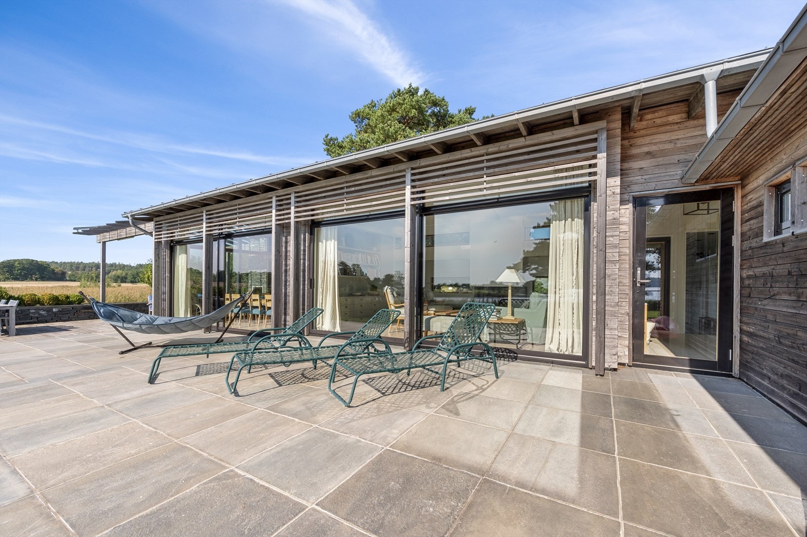 Terrassen har god plass til ulike møbelgrupper, solsenger og spisegruppe. Galleribilde