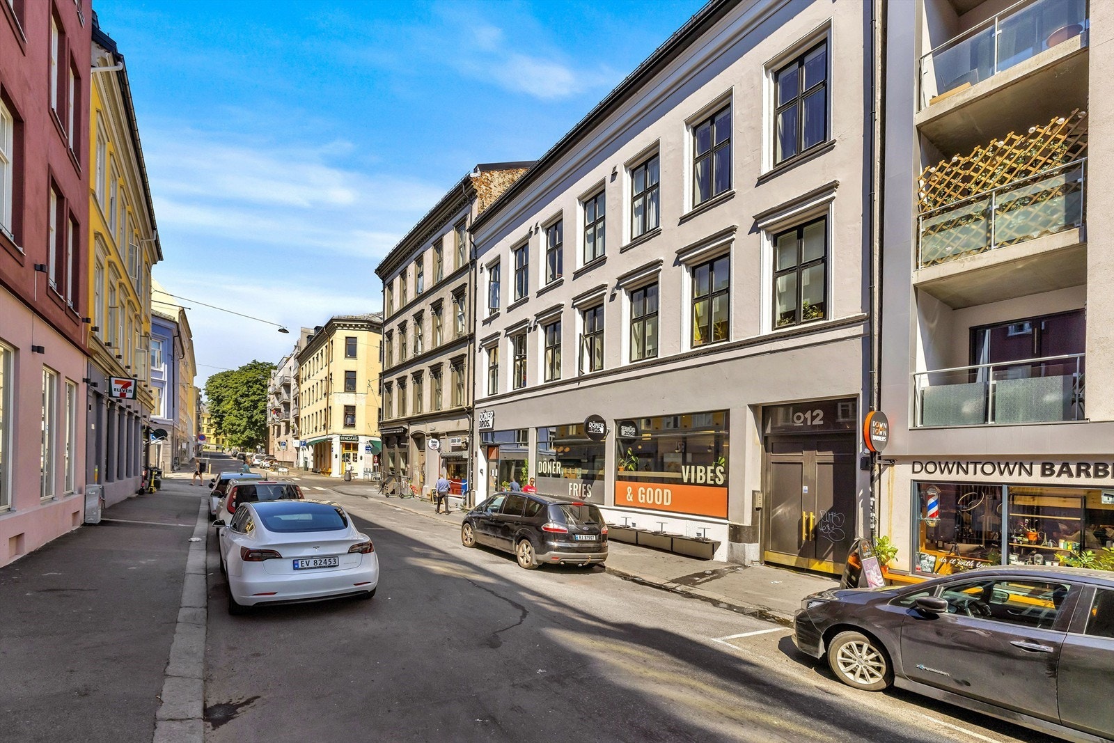 Boligen ligger midt i smørøyet, med "alt" sentrum har å tilby like utenfor døren. Men med beliggenhet mot lukket bakgård ligger boligen helt skjermet for støy og sjenanse fra gateplan. Galleribilde