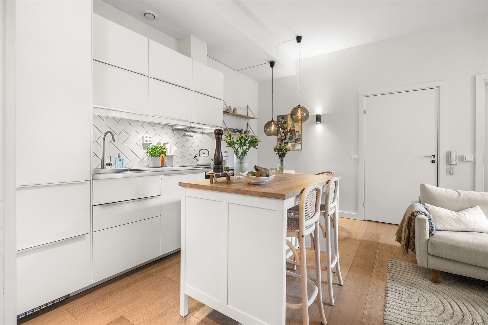 Delikat, innholdsrikt IKEA-kjøkken med innredning fra 2015 med slette fronter og benkeplate av tre. Galleribilde
