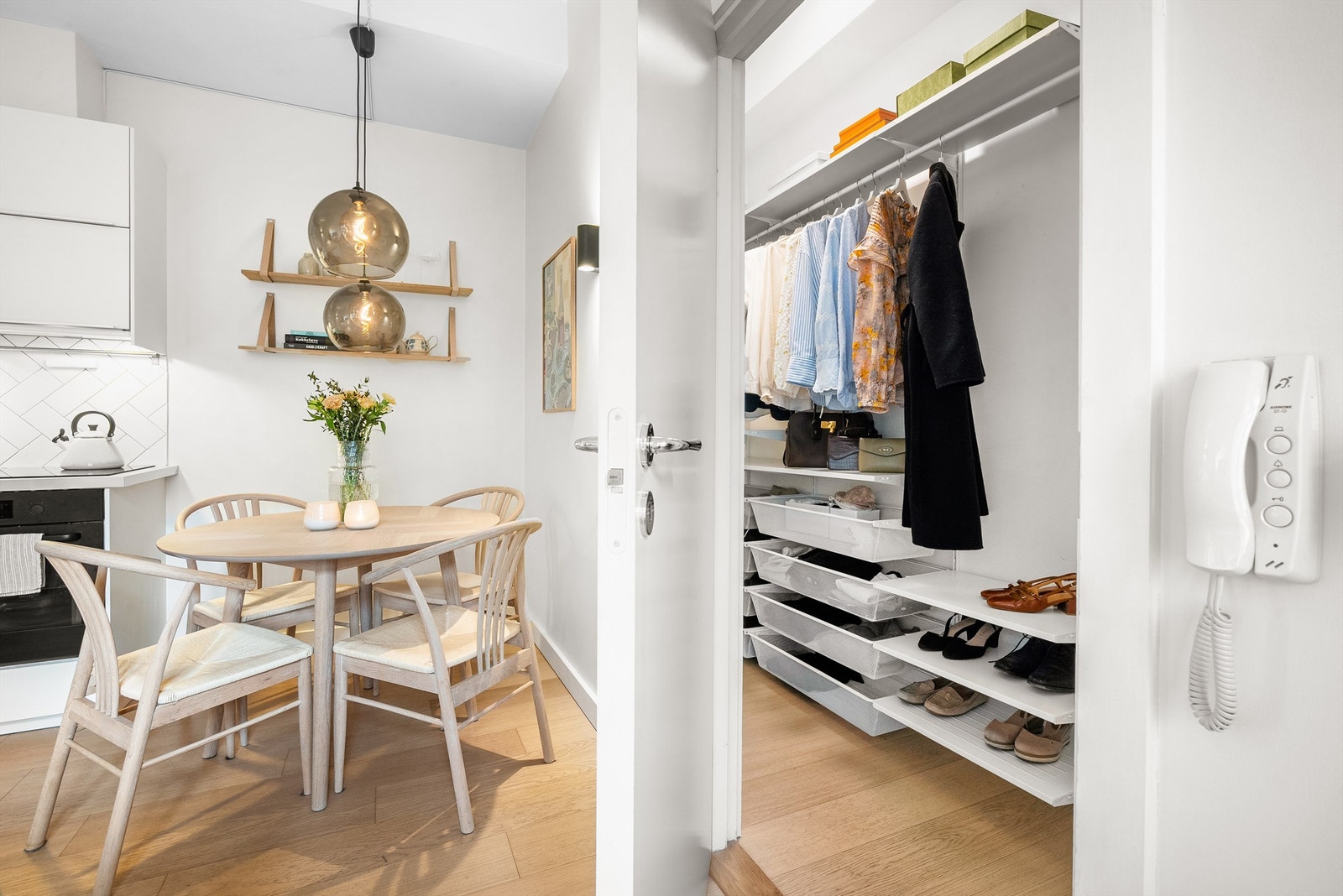 Adkomst til praktisk walk-in garderobe fra stue. Galleribilde