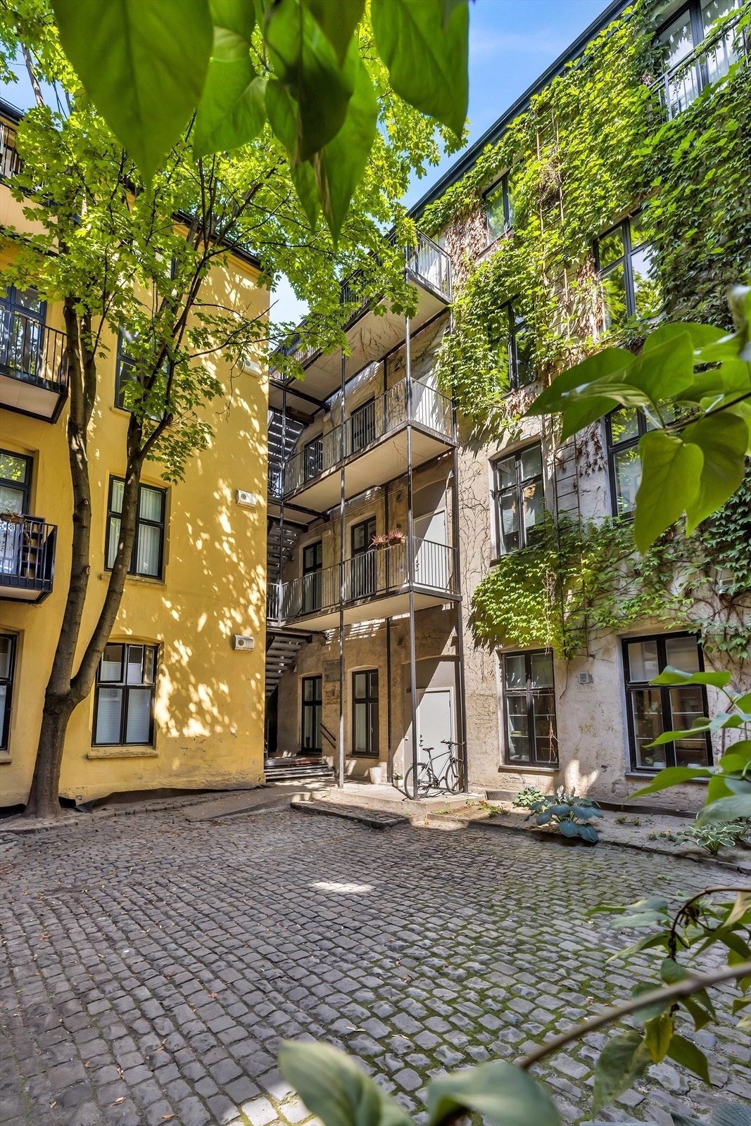 Hyggelig felles bakgård belagt med brostein, og er ellers opparbeidet med noe beplantninger. Galleribilde