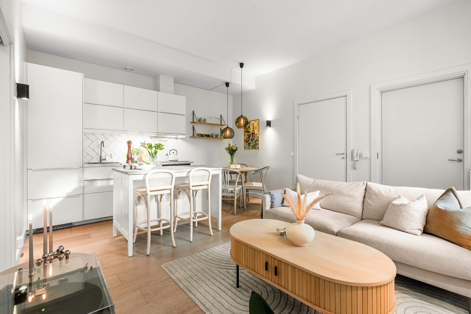 Med god planløsning er det god plass for både spisebord, sofahjørne, og en praktisk kjøkkenøy som sikrer ekstra god arbeidsplass på kjøkkenet. Galleribilde