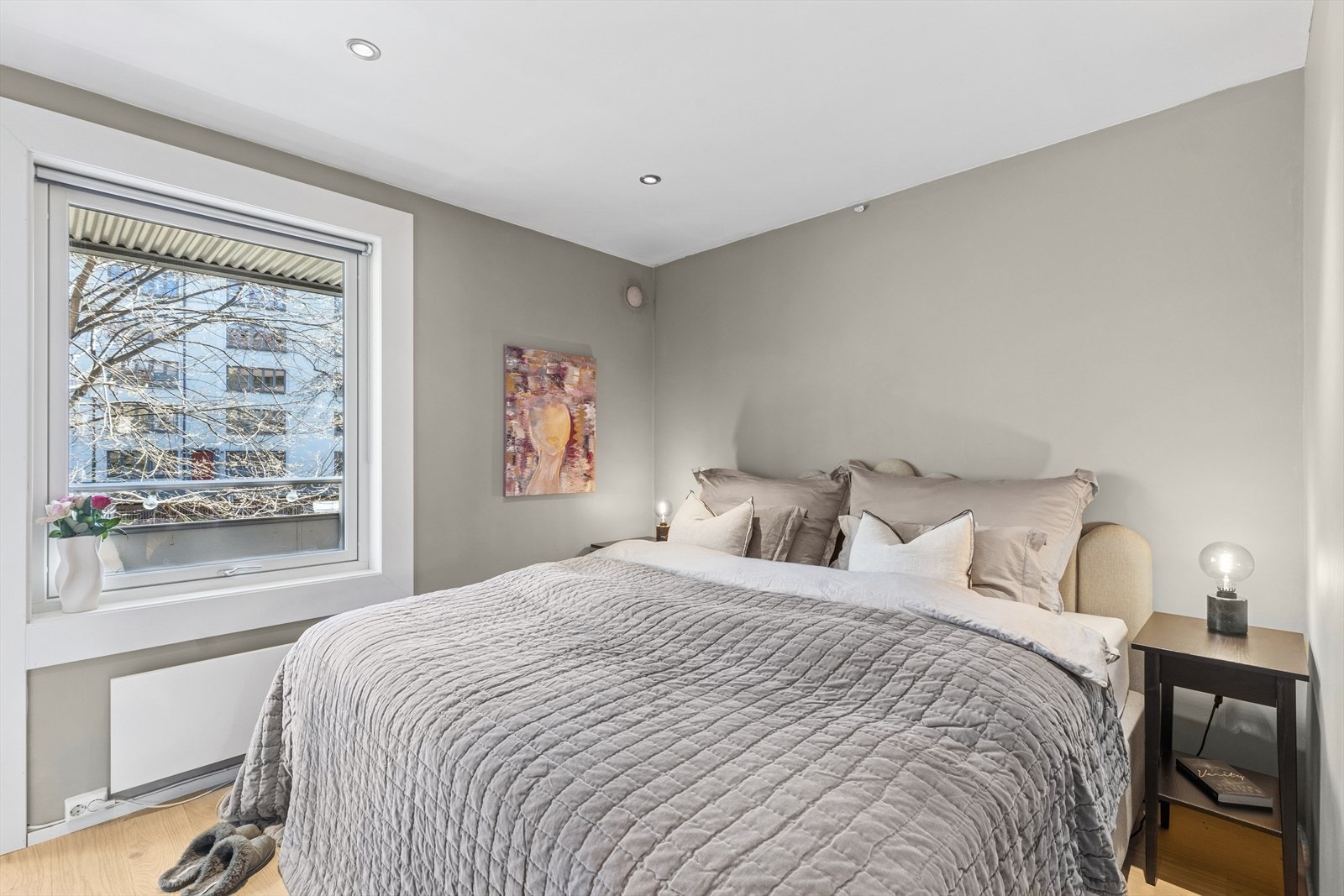 Soverommet får rikelig med naturlig lys fra vindu og balkongdør Galleribilde