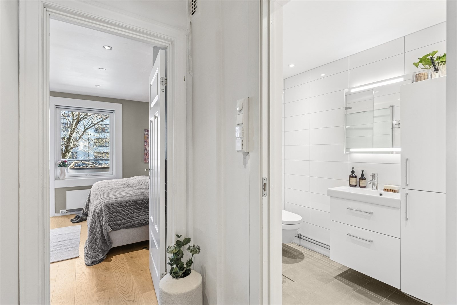 Enkel adkomst til badet fra gangen Galleribilde