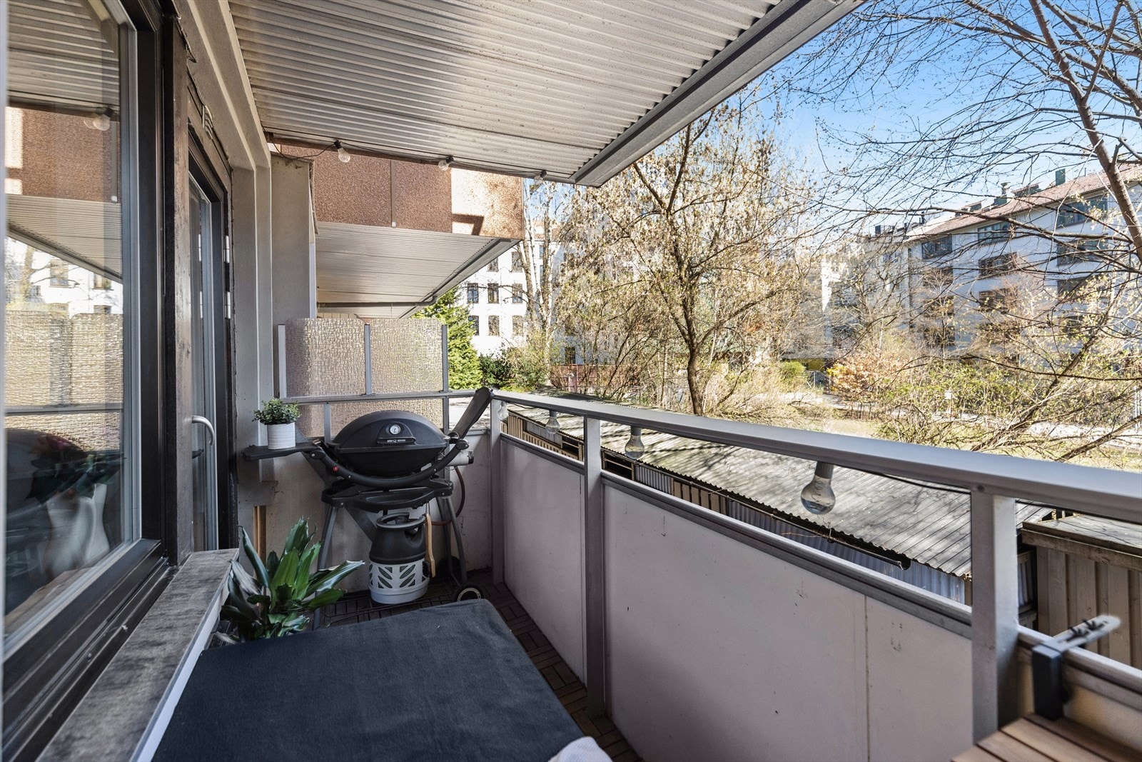 Balkongen vender sydøst og får sol fra morgen av og noe ut på dagen Galleribilde