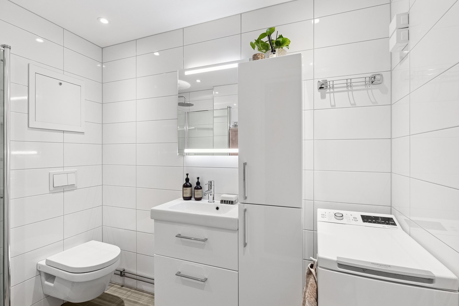 Baderommet er av god størelse med opplegg for vask/tørk og gode laringsmuligheter servant- og speil-skap Galleribilde