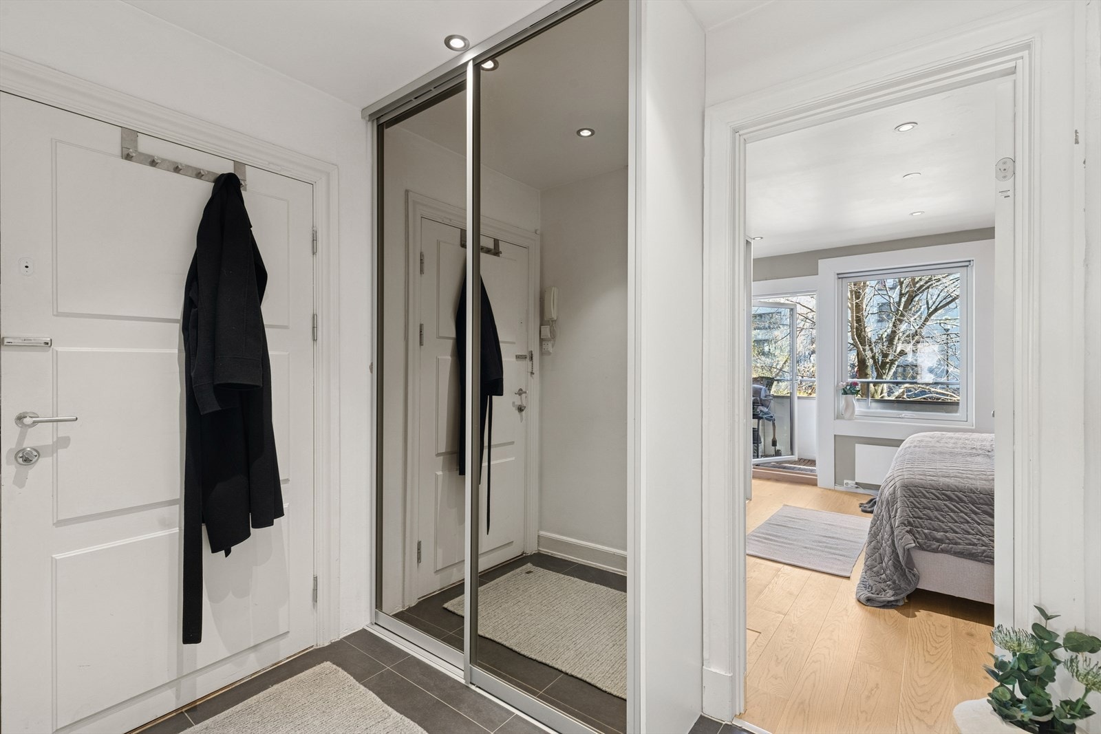 Velkommen inn. Romslig entre med gode oppbevaringsmuligheter i garderobeskap Galleribilde