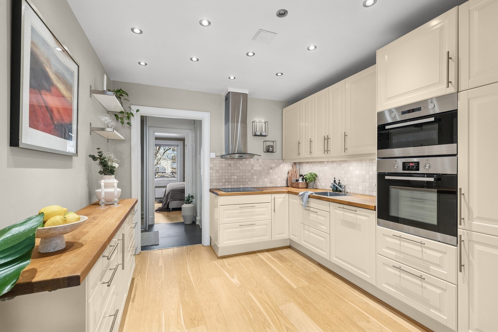 Gjennomgående leilighet med gode muligheter for lufting og lysinnslipp fra begge sider Galleribilde