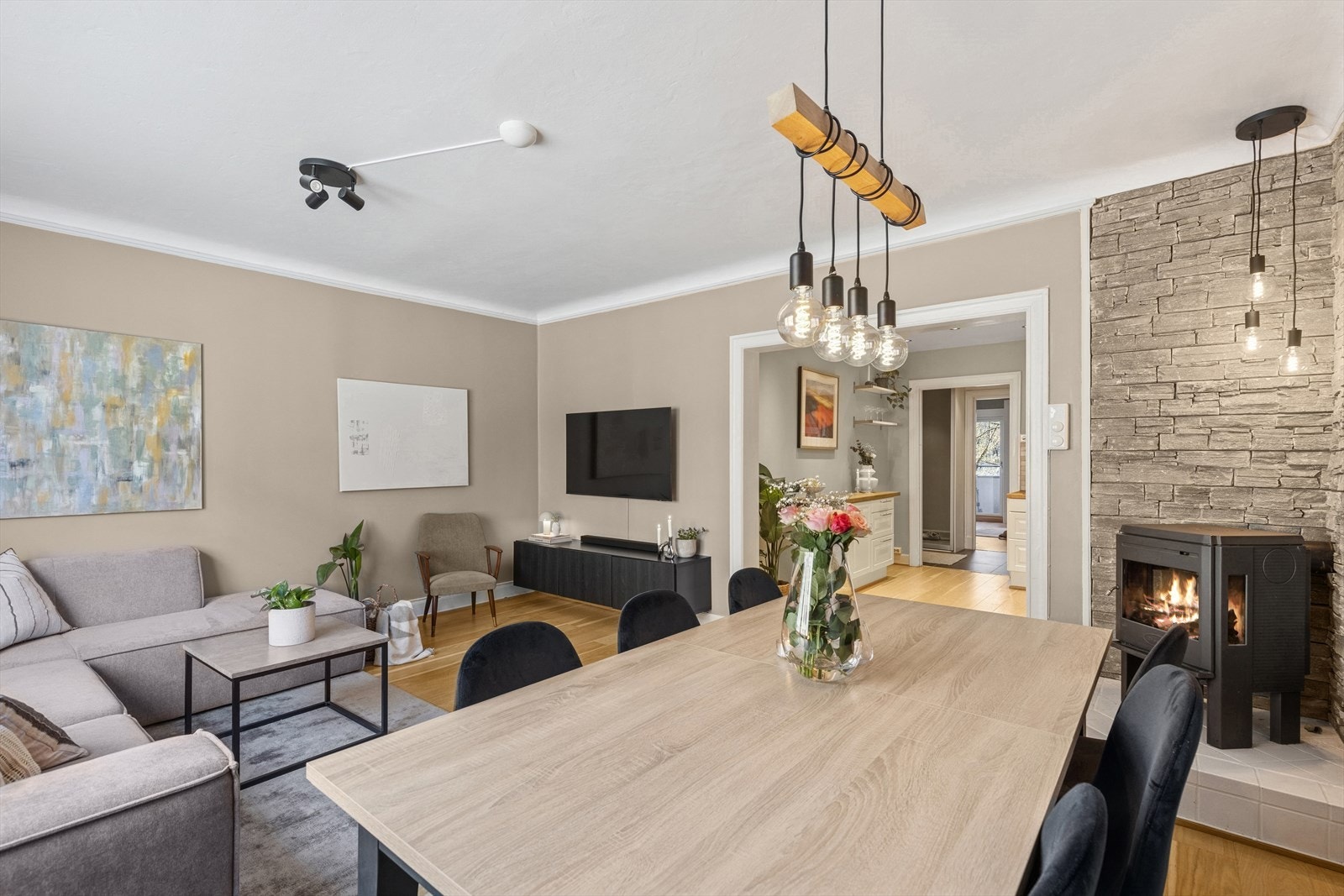 Rommet deles naturlig inn i to soner, tv-stue og spisestue Galleribilde