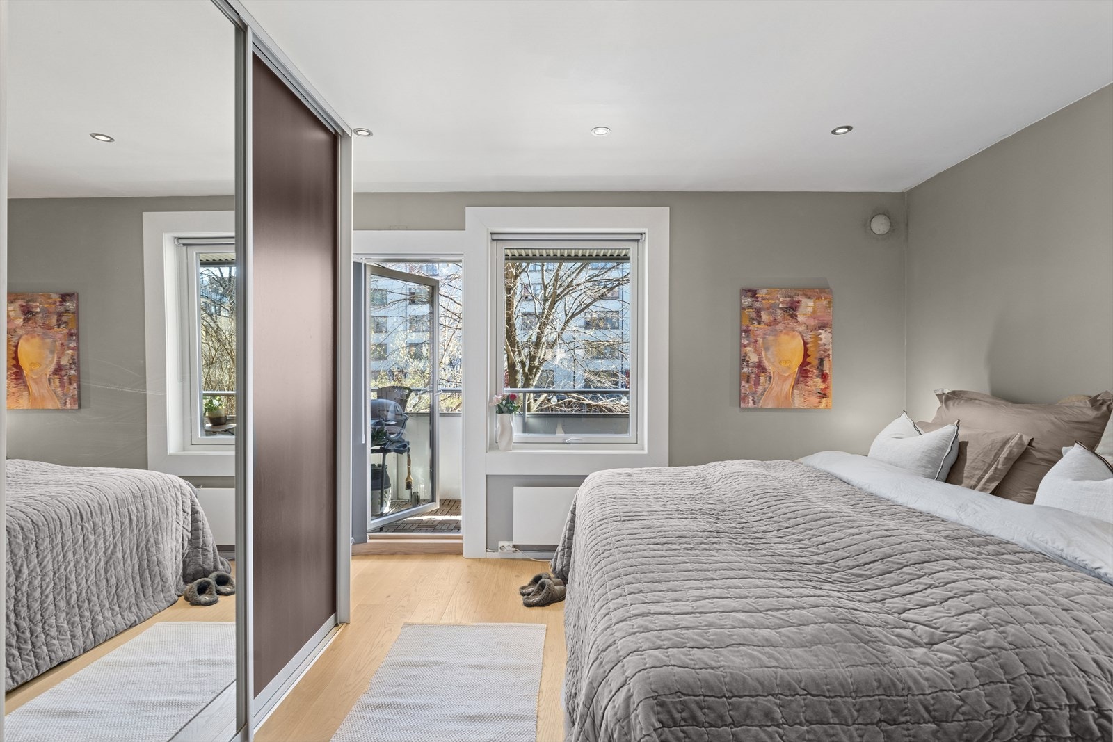 Soverom av god størrelse vender inn mot stille og frodig areal Galleribilde