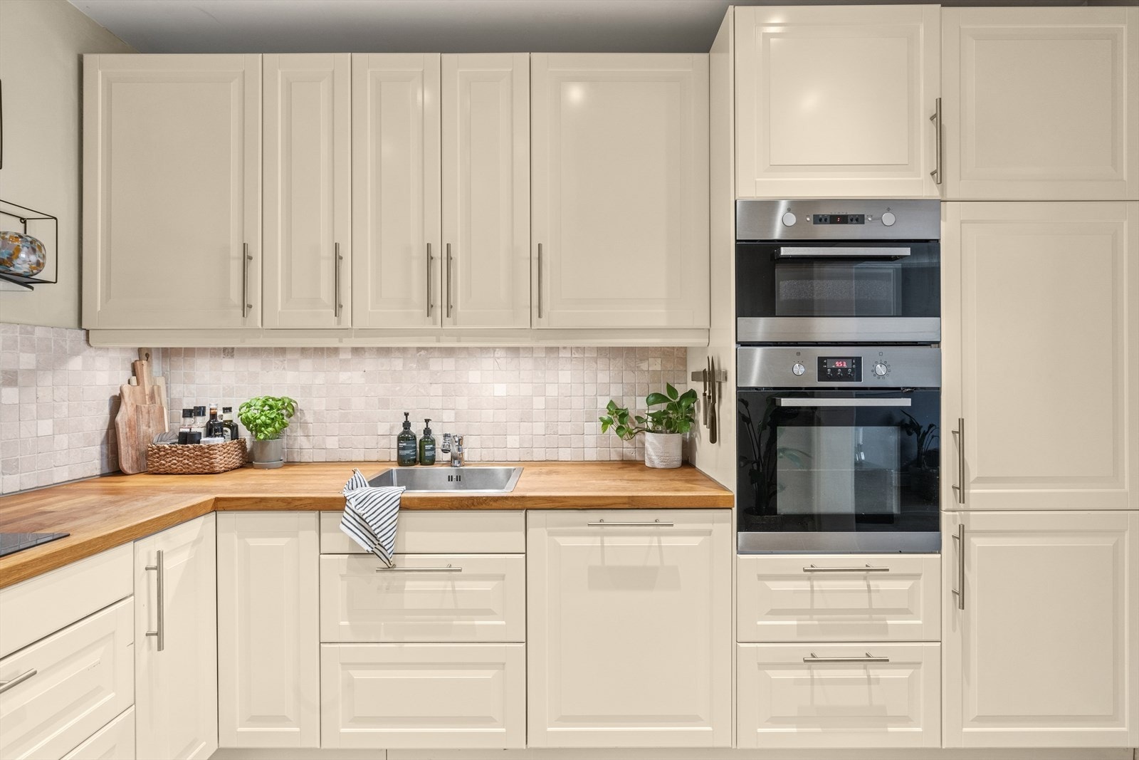 Kjøkkenet er av god størrelse med rikelig av oppbevaringsplass i over og underskap Galleribilde