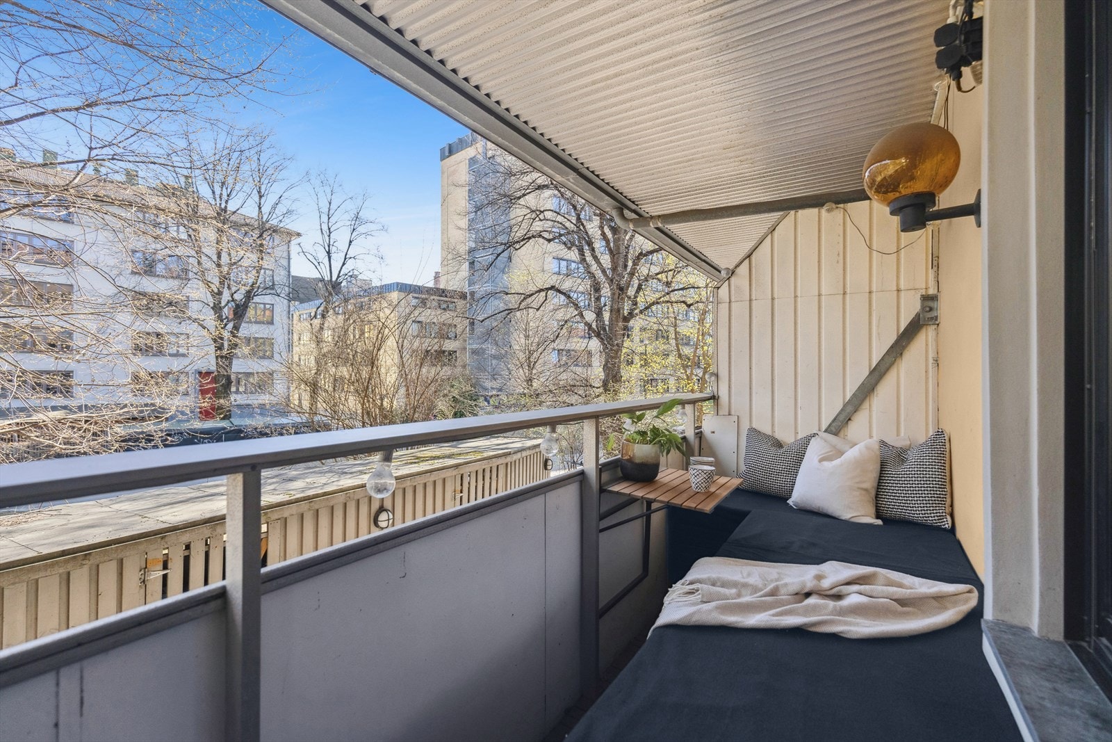 Romslig balkong mot stille grøntareal. Her sitter du skjermet fra innsyn store deler av året Galleribilde