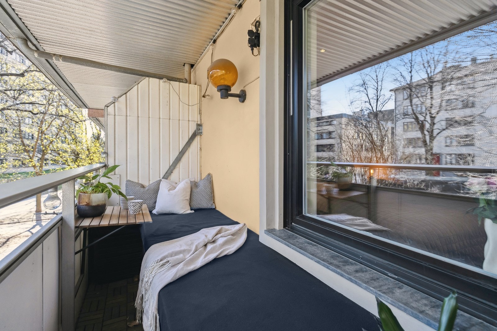 Balkongen er på 5 kvm og gir rom til spisebord, en liten sofagruppe og grill Galleribilde