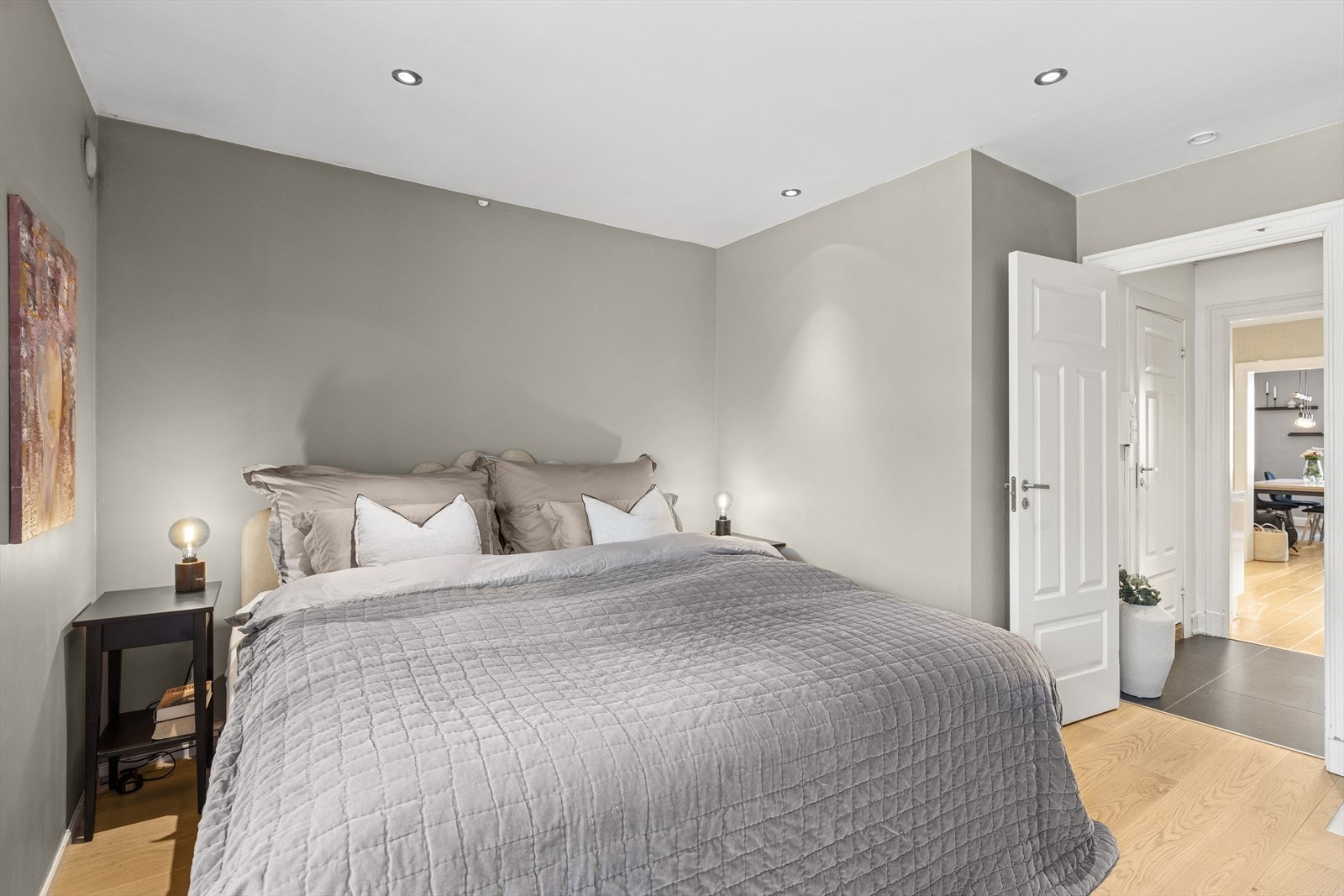 Sengen er 2,10m x 2,1m og det er allikevel god plass til tilhørende soveromsmøblement Galleribilde