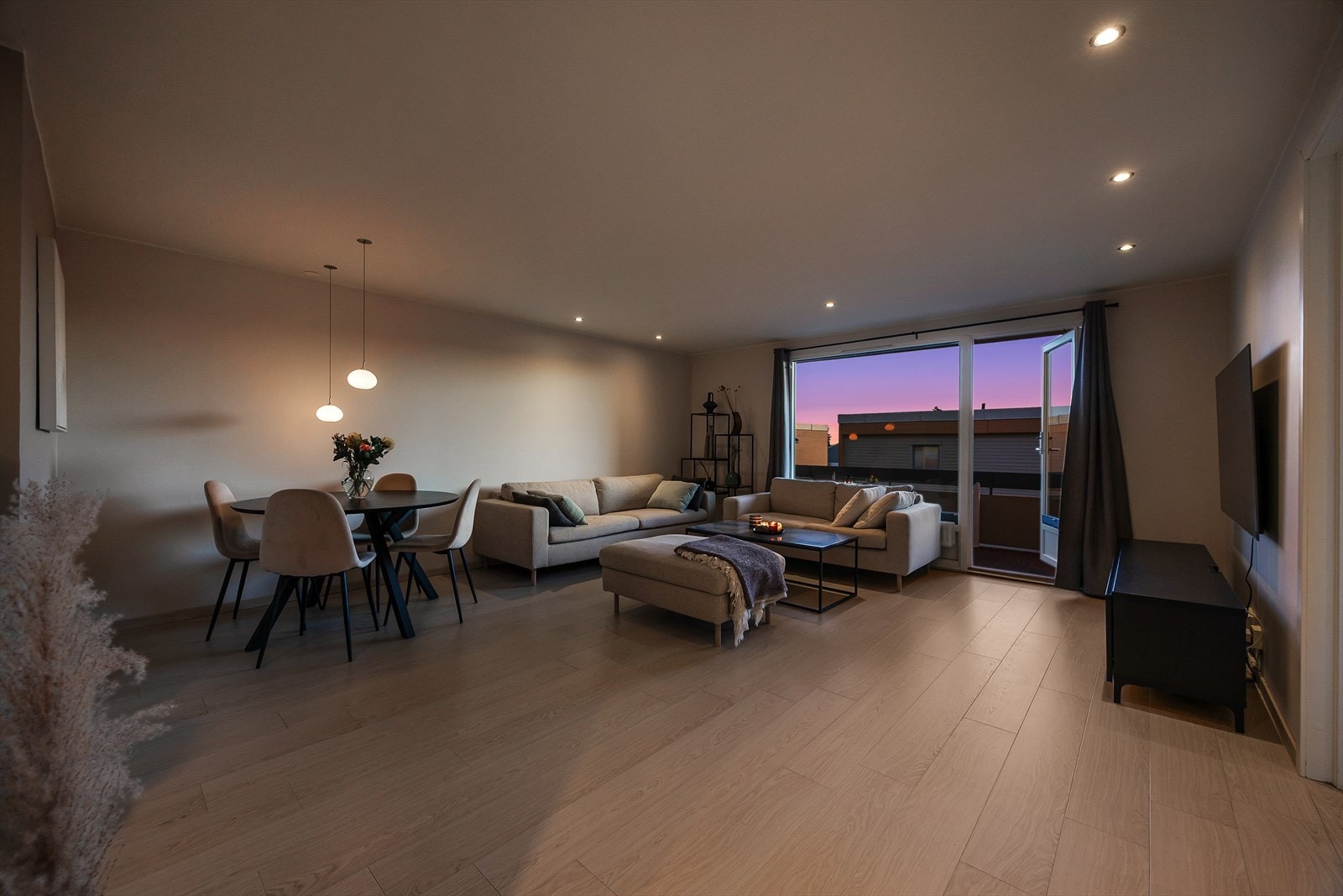 Det er dimbare downlights i himlingen og stilig spisebordsbelysning. Lysene er soneinndelte. Galleribilde