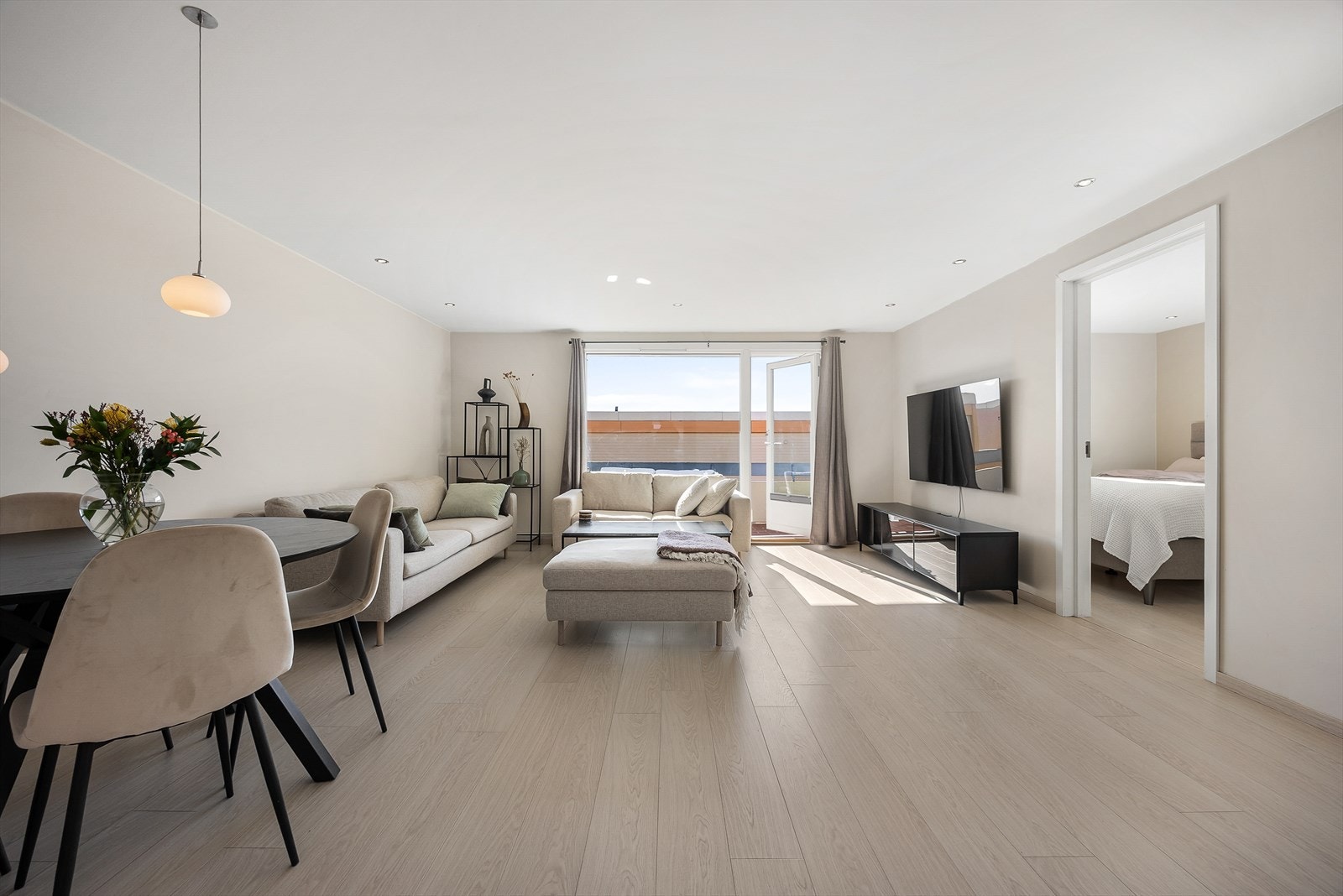 Leiligheten fremstår moderne og med et tidløst design Galleribilde