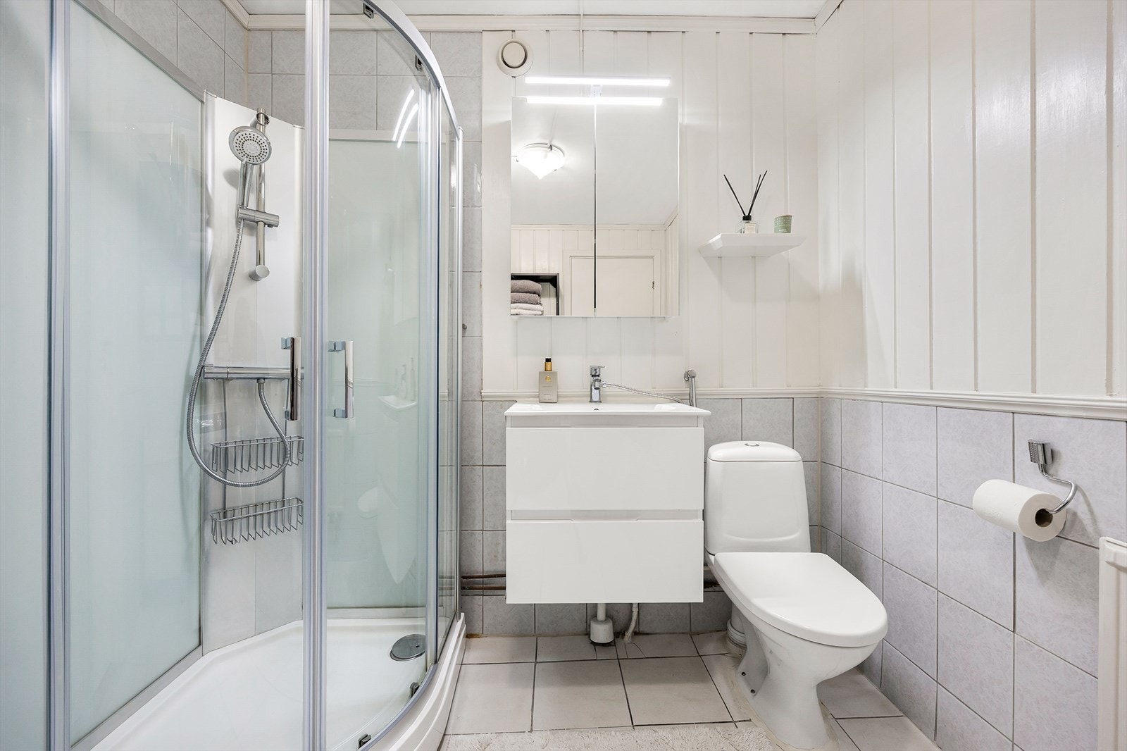 Rommet er oppvarmet med radiator. Sluk i plast og banemembran. Smøremembran på vegger med fliser. Mekanisk avtrekk. Galleribilde