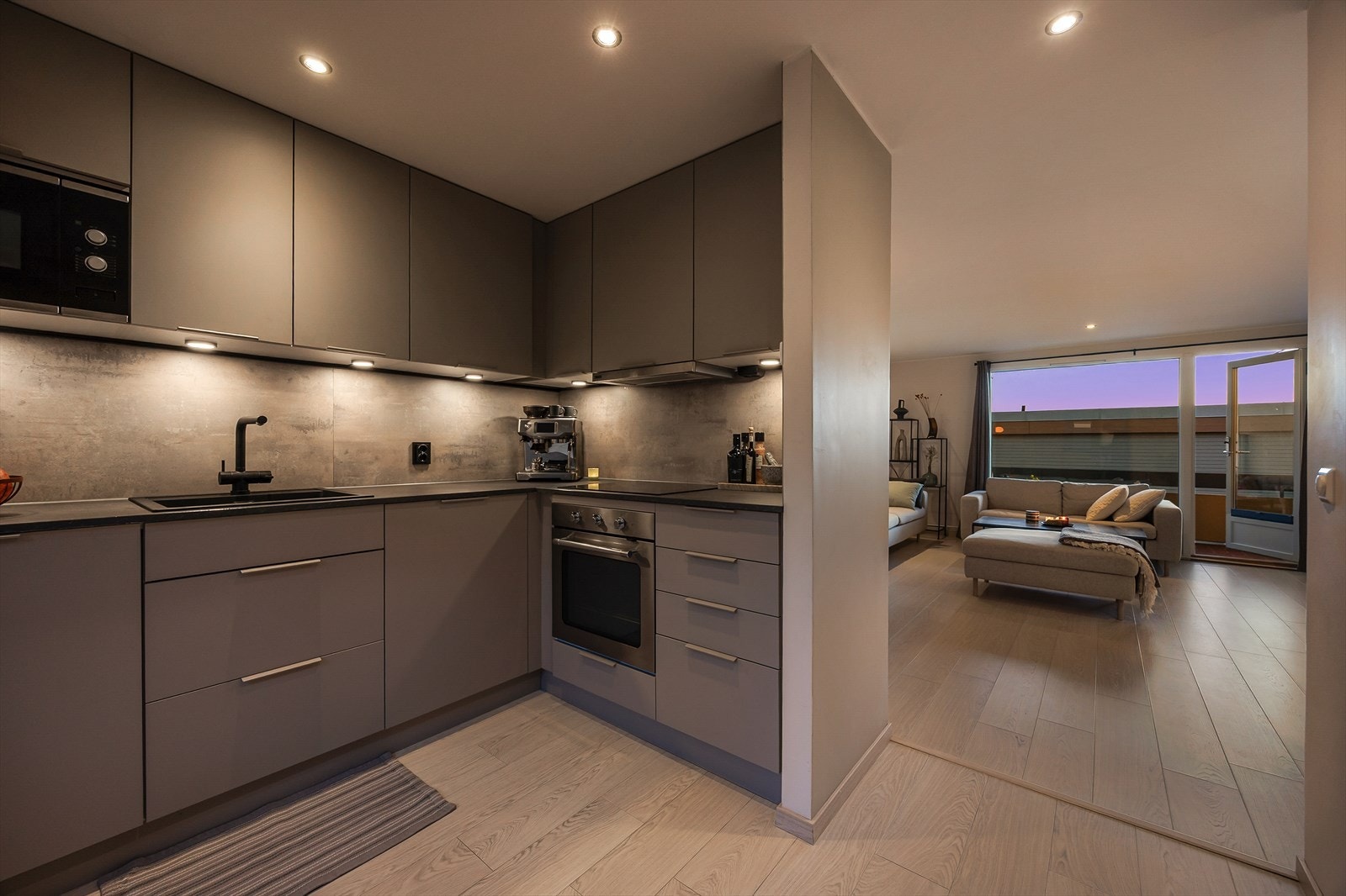 På kjøkkenet er det også dimbare downlights, vindu og egen oppvarmingsradiator. Galleribilde