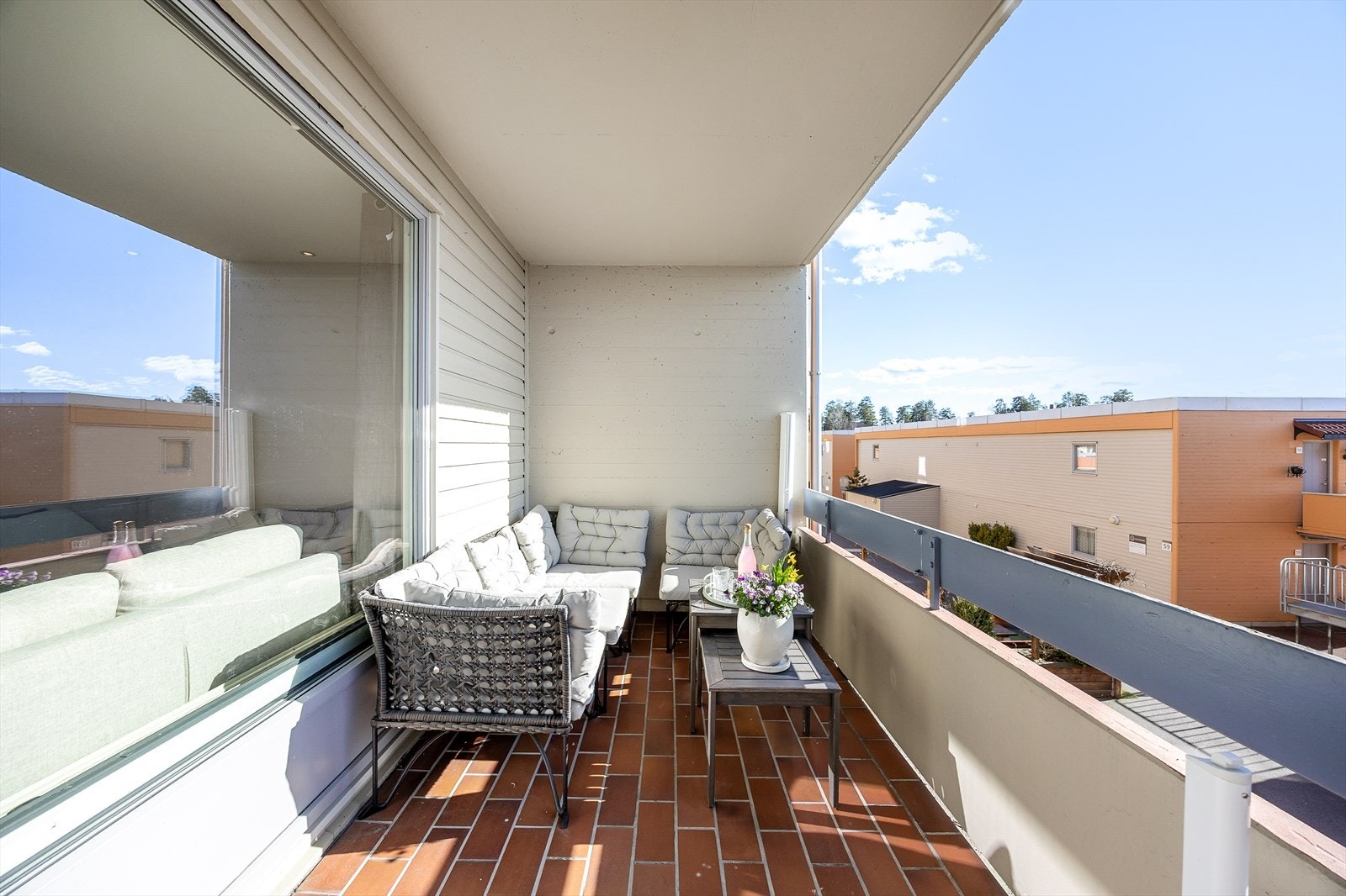 Det er god plass til større sittegruppe, samt grillsone. Galleribilde