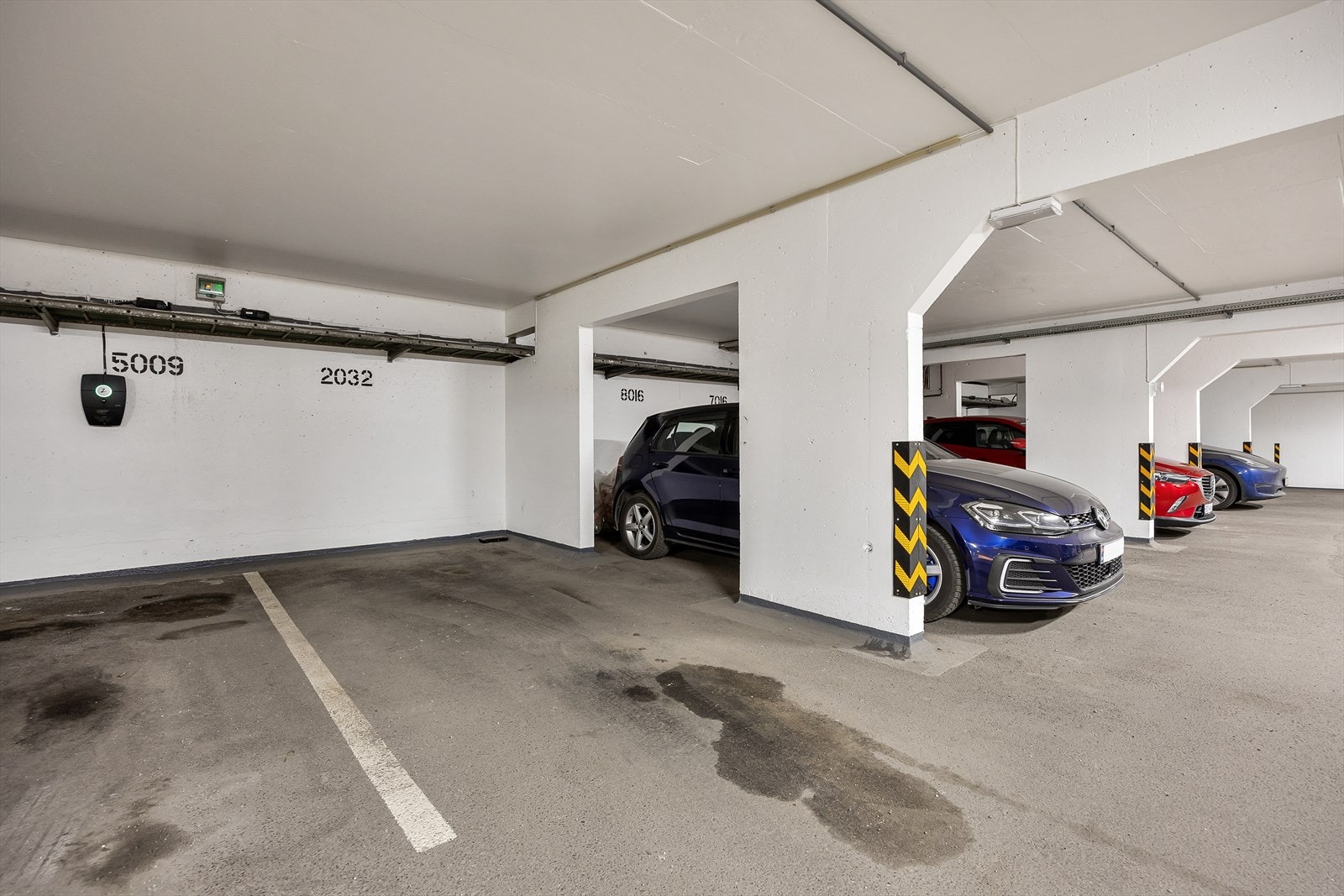 Parkering gjøres trygt og enkelt på tilhørende garasjeplass. Mulighet for montering av lader om ønskelig. Galleribilde