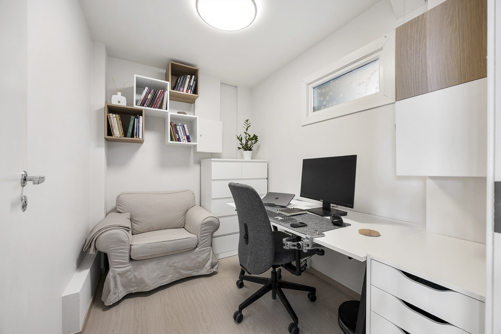 Fra gangen er det adgang til den som av dagens eier brukes som kontor. Her er det klaffventil for bedre luftsirkulasjon, plass til enkeltseng, samt LED-plafond med ulike lysinstillinger Galleribilde