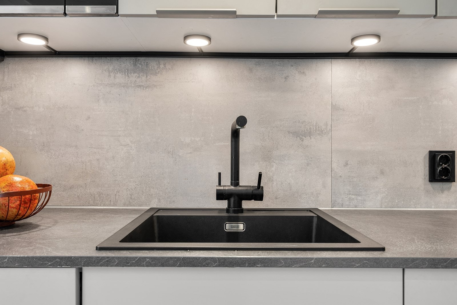 Kjøkkenet er helhetlig gjennomført med hensyn til praktisk bruk og estetikk. Galleribilde