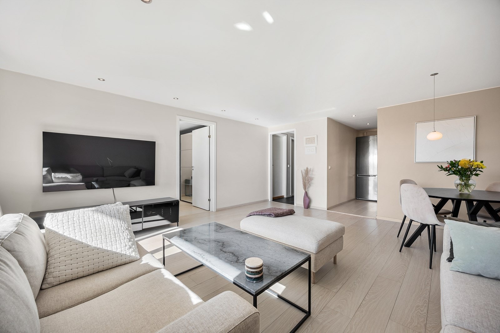 Lyst laminatgulv gir herlig gjenskinn. Galleribilde