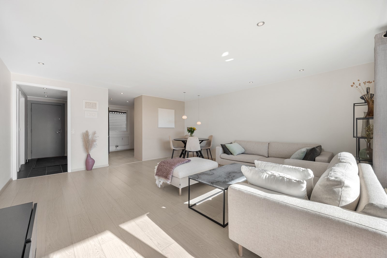 Kjøkkenet er i åpen og sosial, men likevel tydelig adskilt løsning mot stuen. Galleribilde