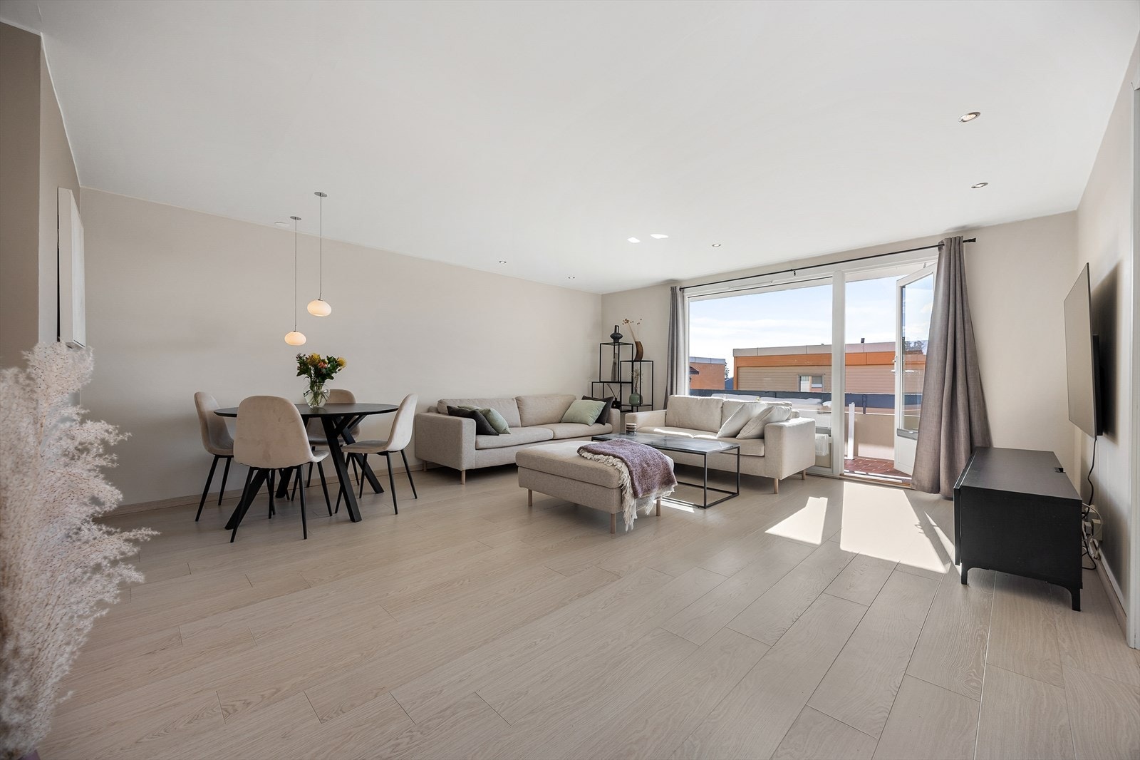 Det er trappefri adkomst på inngangssiden. Likevel er balkongsiden i høyden med forsvinnende lite innsyn og svært gode lysforhold. Galleribilde