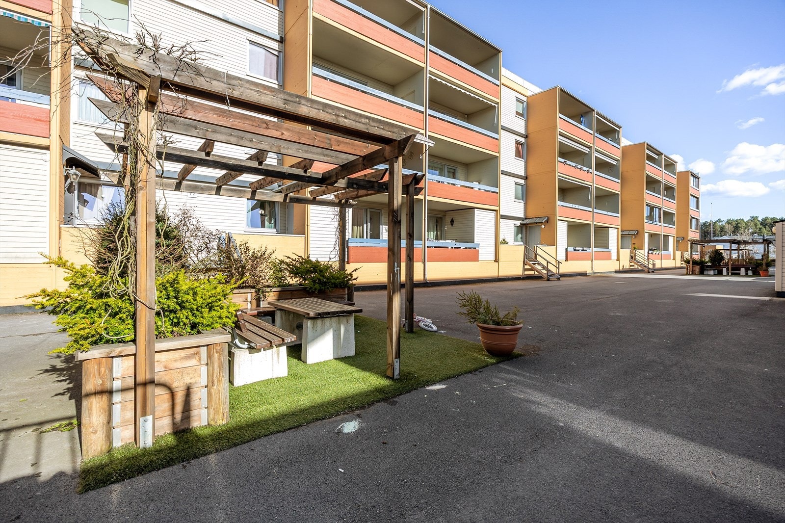 Borettslaget har fine fellesområder og flere sittegrupper Galleribilde