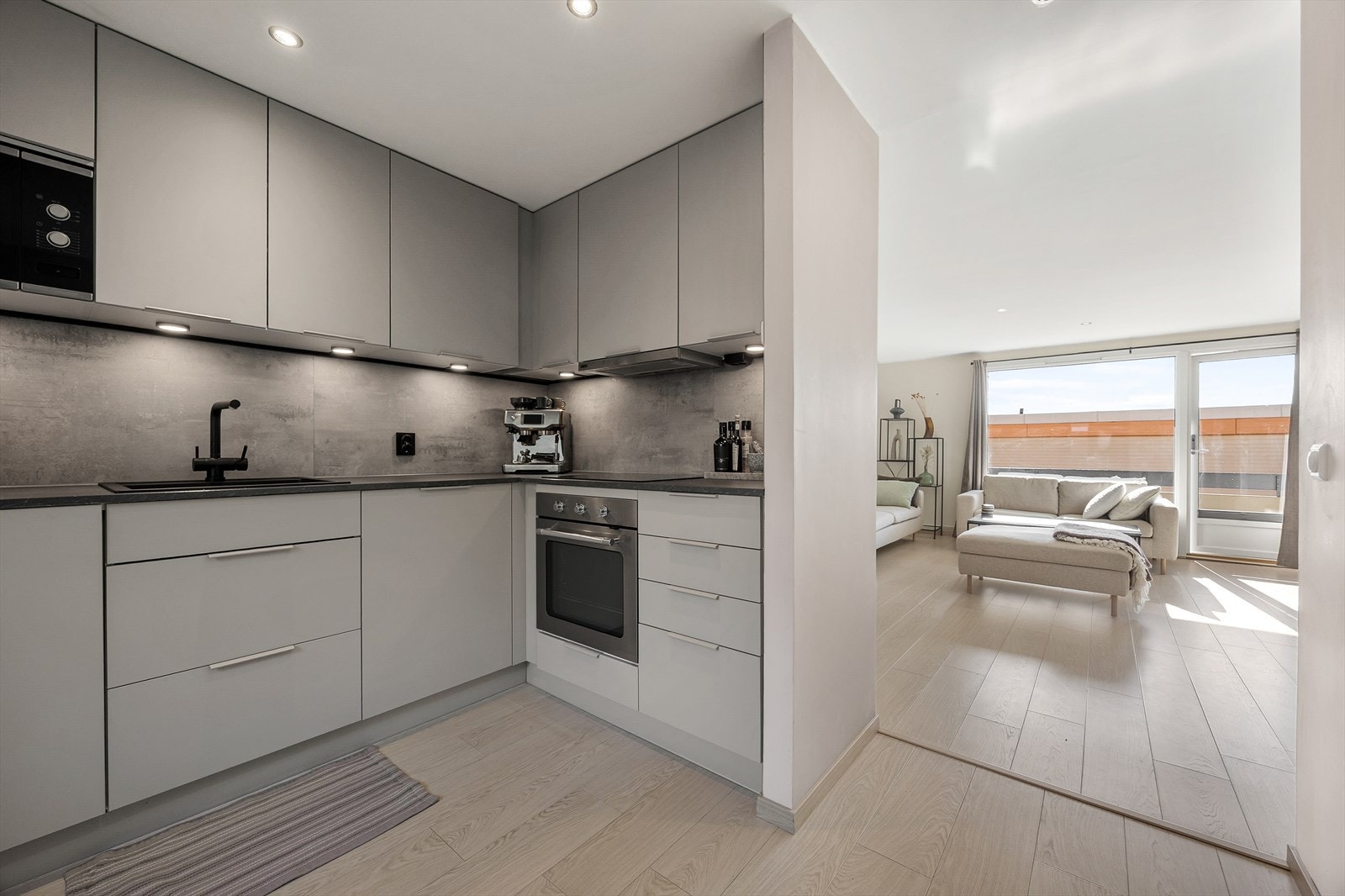 Kjøkkenet er velutstyrt med smarte innredningsløsninger, som robust LeMans karuselluttrekk, underskap med uttrekkbare skuffer for avfallssystem, og krydderinnsats. Galleribilde