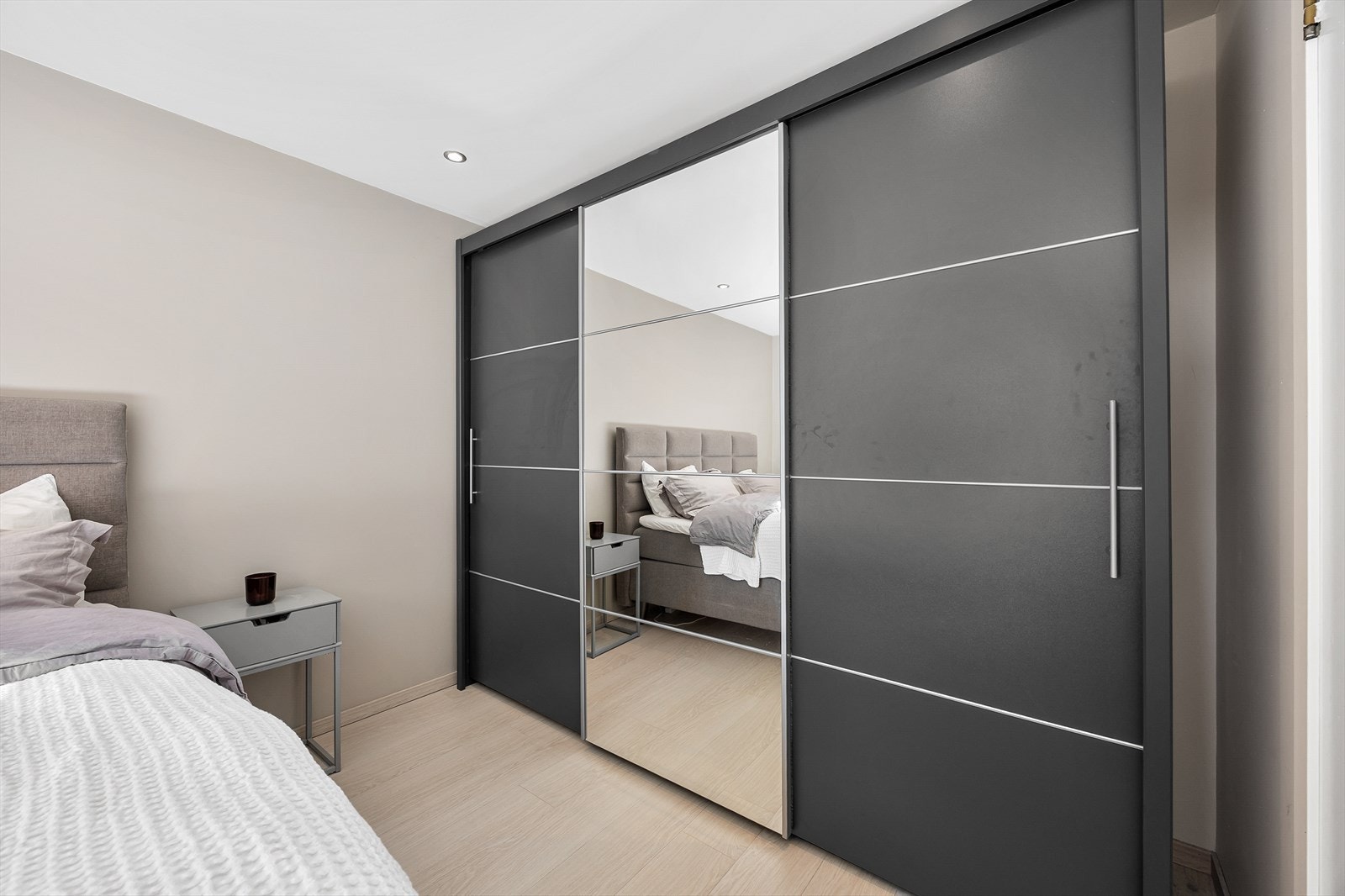 Stor og stilig skyvedørsgarderobe med speildør. Galleribilde