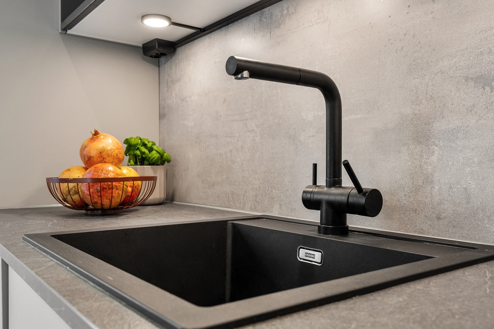 Kjøkkenkran med uttrekkbar tut og oppvaskmaskinavstenging. Galleribilde