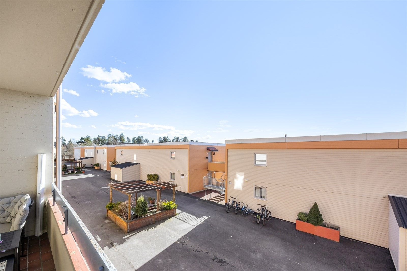 Borettslaget har flotte uteområder og eget grøntutvalg som passer på vedlikehold av beplantning Galleribilde