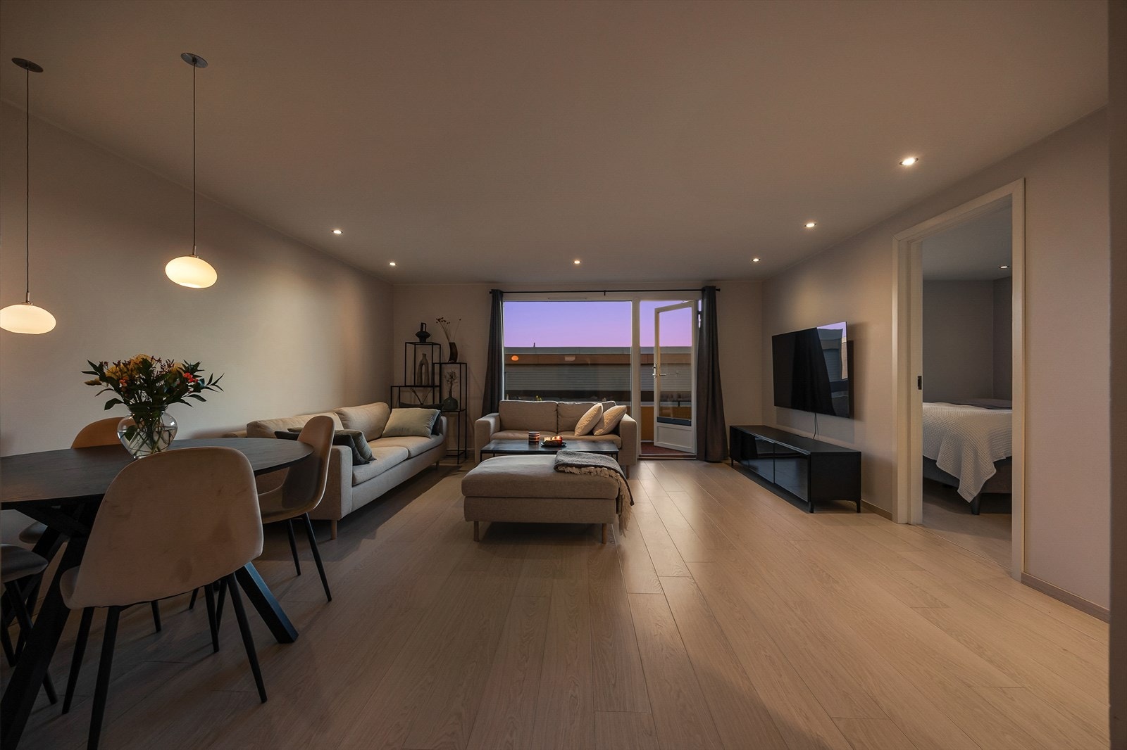 Velkommen til Ravnåsveien 89 - En lekker og lys leilighet med trappefri adkomst, stor sydvestvendt og solrik balkong, egen garasjeplass, nærhet til offentlig kommunikasjon og noen Oslos fineste turområder. Galleribilde