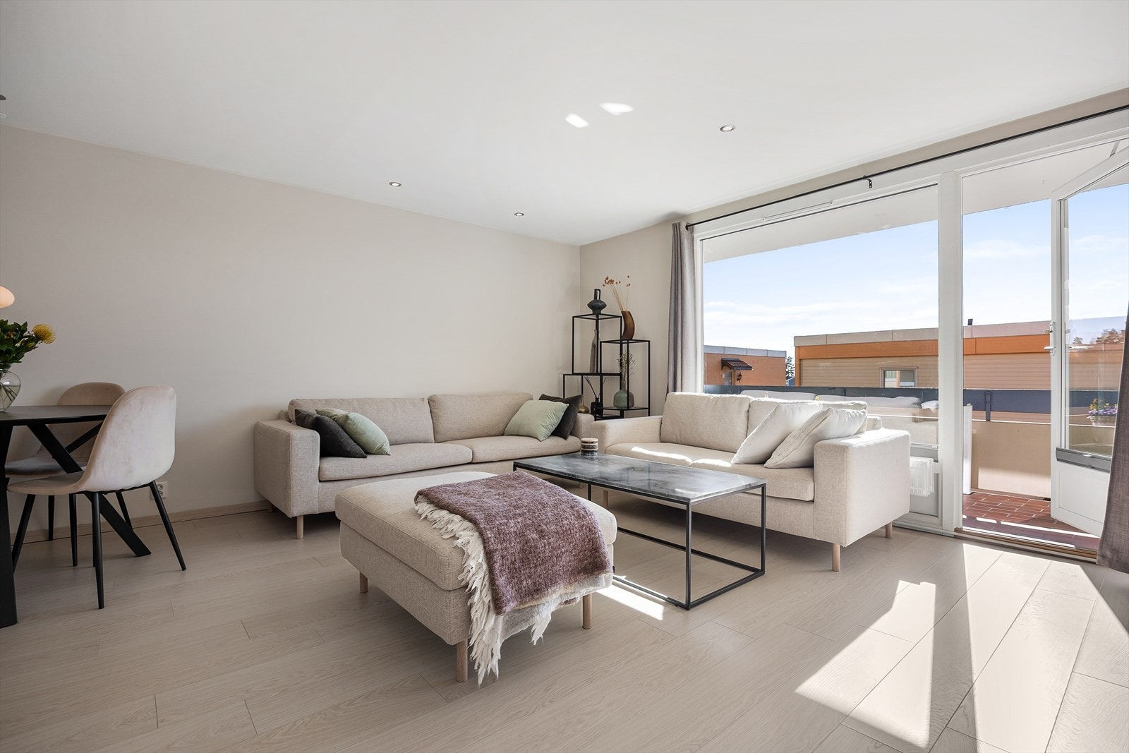 Store sydvestvendte glassflater i stuen gir svært gode lysforhold innendørs. Galleribilde