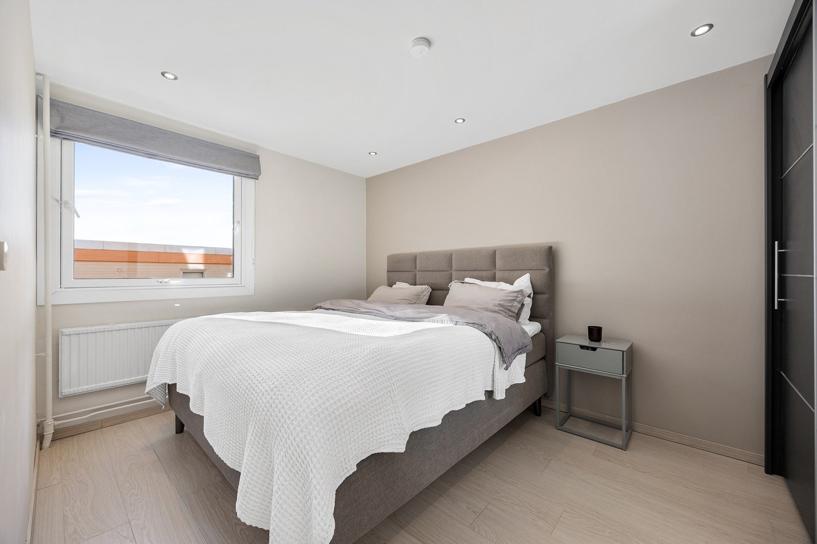 På soverommet er det god plass til å innrede med en stor dobbeltseng samt tilhørende nattbord Galleribilde