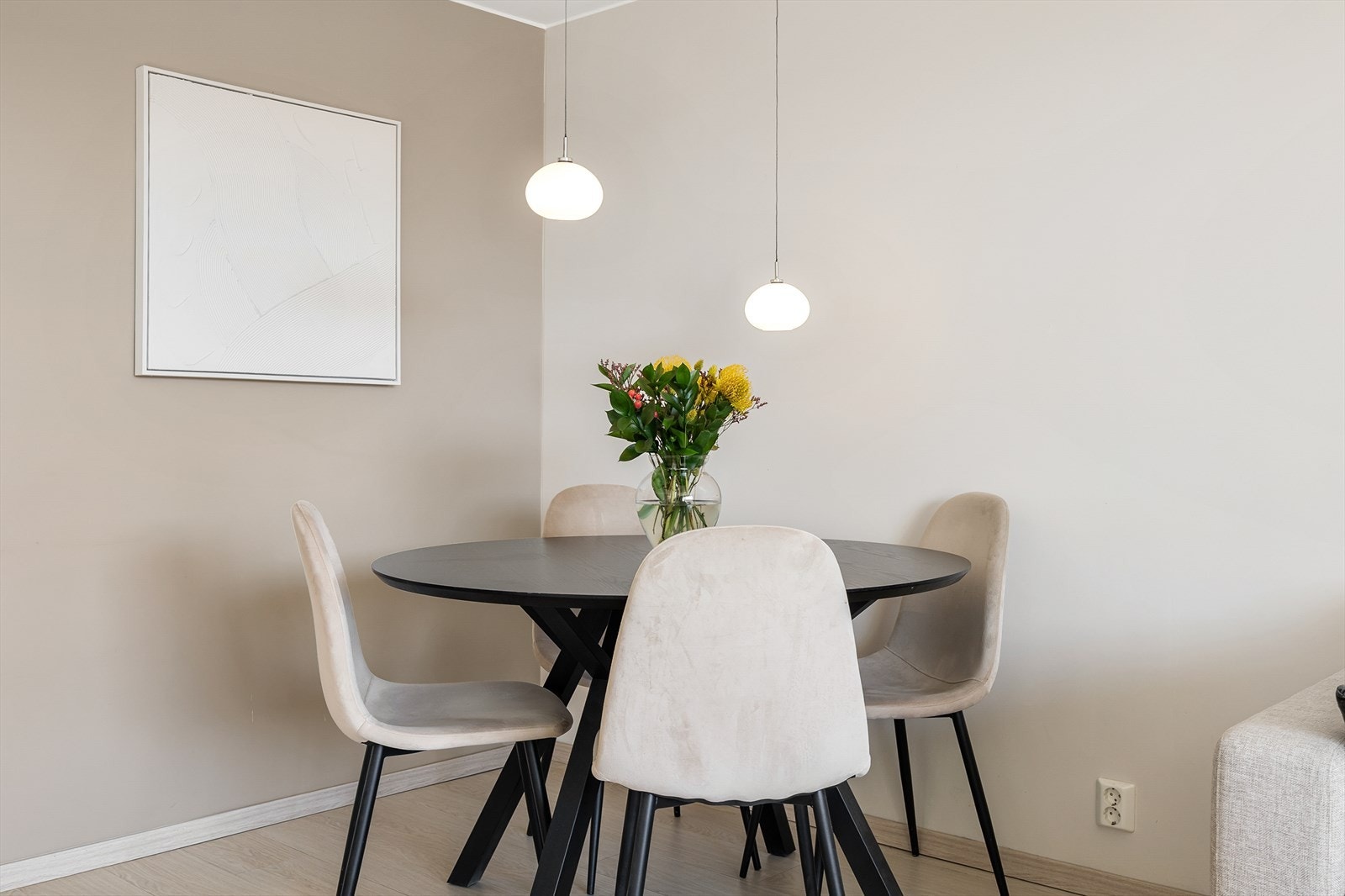 Plass for spisebord i tilknytning kjøkkenet. Galleribilde