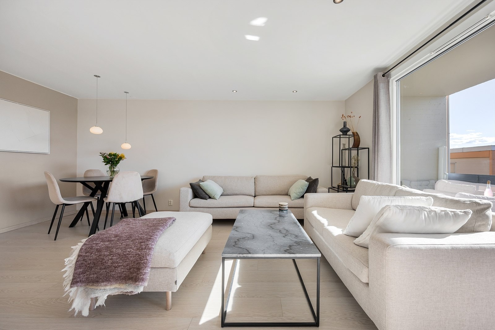 Fargevalget er lekkert og tidsriktig. Flotte kontraster som matcher godt med ulike møbler. Galleribilde